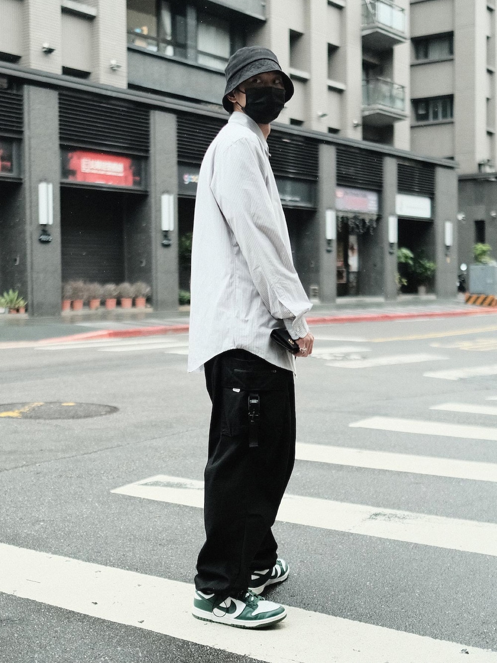 グレー系のシャツ/ブラウス、ブラック系のチノパンツ、グリーン系のスニーカーを着用したメンズの春コーディネートの2枚目の写真