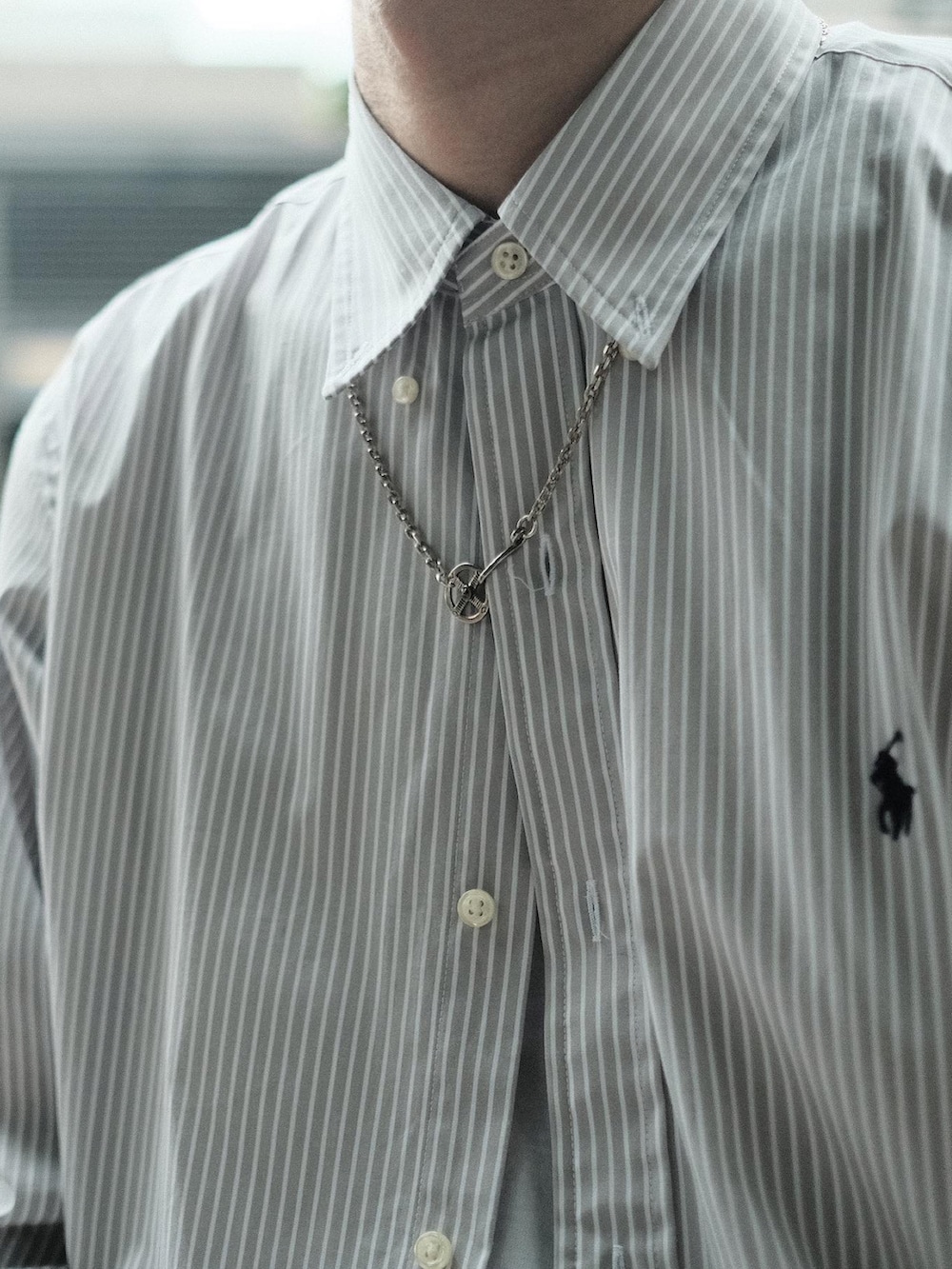 グレー系のシャツ/ブラウス、ブラック系のチノパンツ、グリーン系のスニーカーを着用したメンズの春コーディネートの4枚目の写真