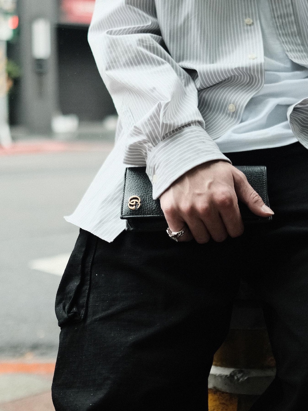 グレー系のシャツ/ブラウス、ブラック系のチノパンツ、グリーン系のスニーカーを着用したメンズの春コーディネートの5枚目の写真