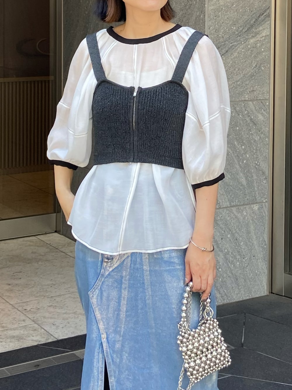 ホワイト系のサンダル、ホワイト系のベスト、ホワイト系のシャツ/ブラウスを着用したレディースの冬コーディネートの2枚目の写真