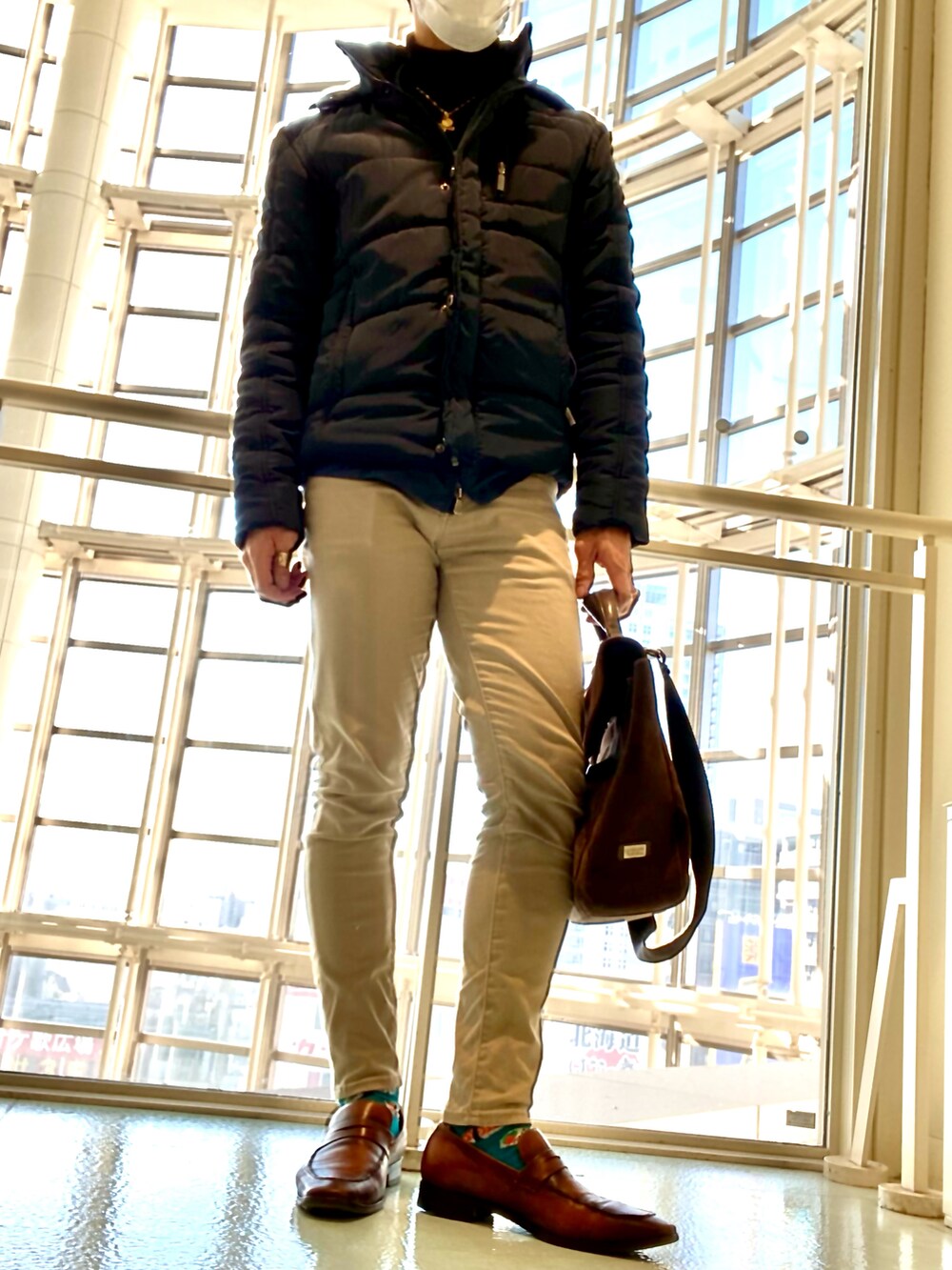 「今日のコーデ、大人カジュアル、きれいめカジュアル、キレイめ、ootd、大人コーデ、タートルネック、UNIQLO、フープディドゥ、whoop'-de-doo'、ローファー」｜「UNIQLOのアイテム（チノパンツ、ベージュ系）」を使った、matsudaさん（メンズ・175cm）の冬コーディネートの2枚目の写真