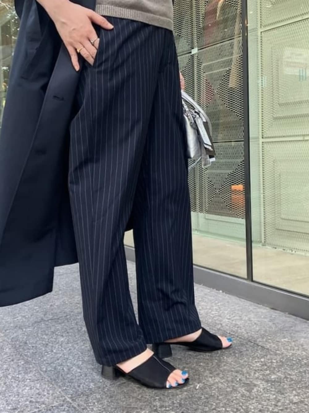 シルバー系のショルダーバッグ、ブルー系のその他パンツ、ブルー系のワンピースを着用したレディースの秋コーディネートの4枚目の写真