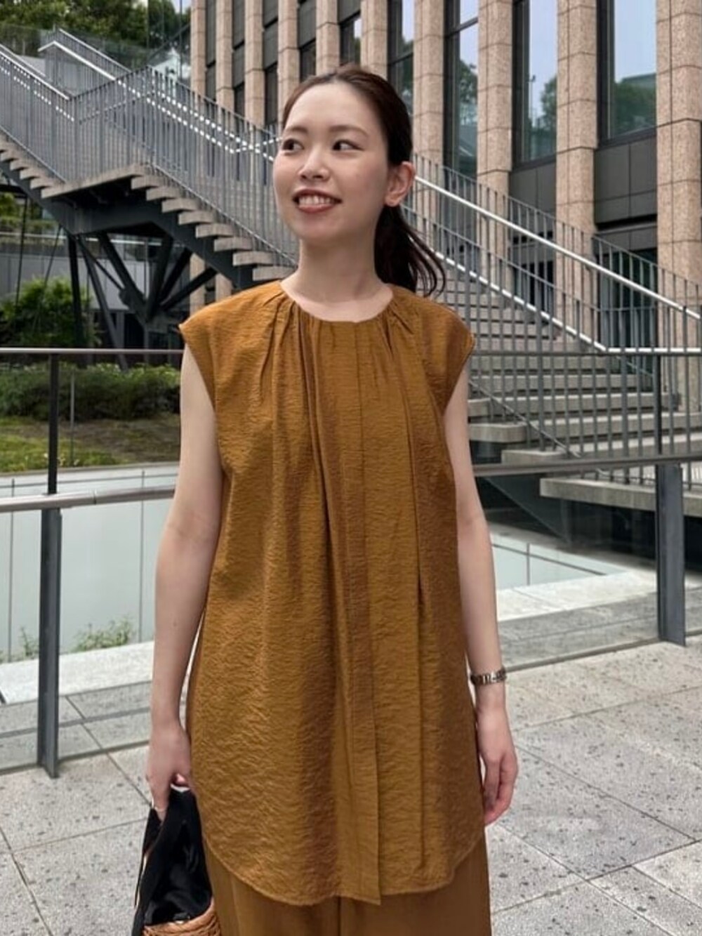 ブラウン系のその他パンツ、ブラウン系のシャツ/ブラウスを着用したレディースの夏コーディネートの2枚目の写真