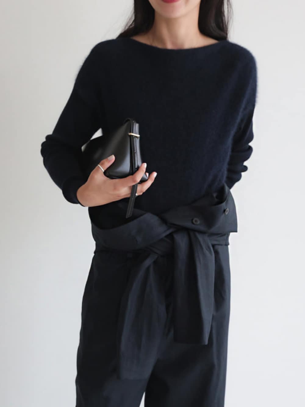 ブルー系のニット/セーター、ブルー系のつなぎ/オールインワン、ブラック系のローファーを着用したレディースの冬コーディネートの2枚目の写真