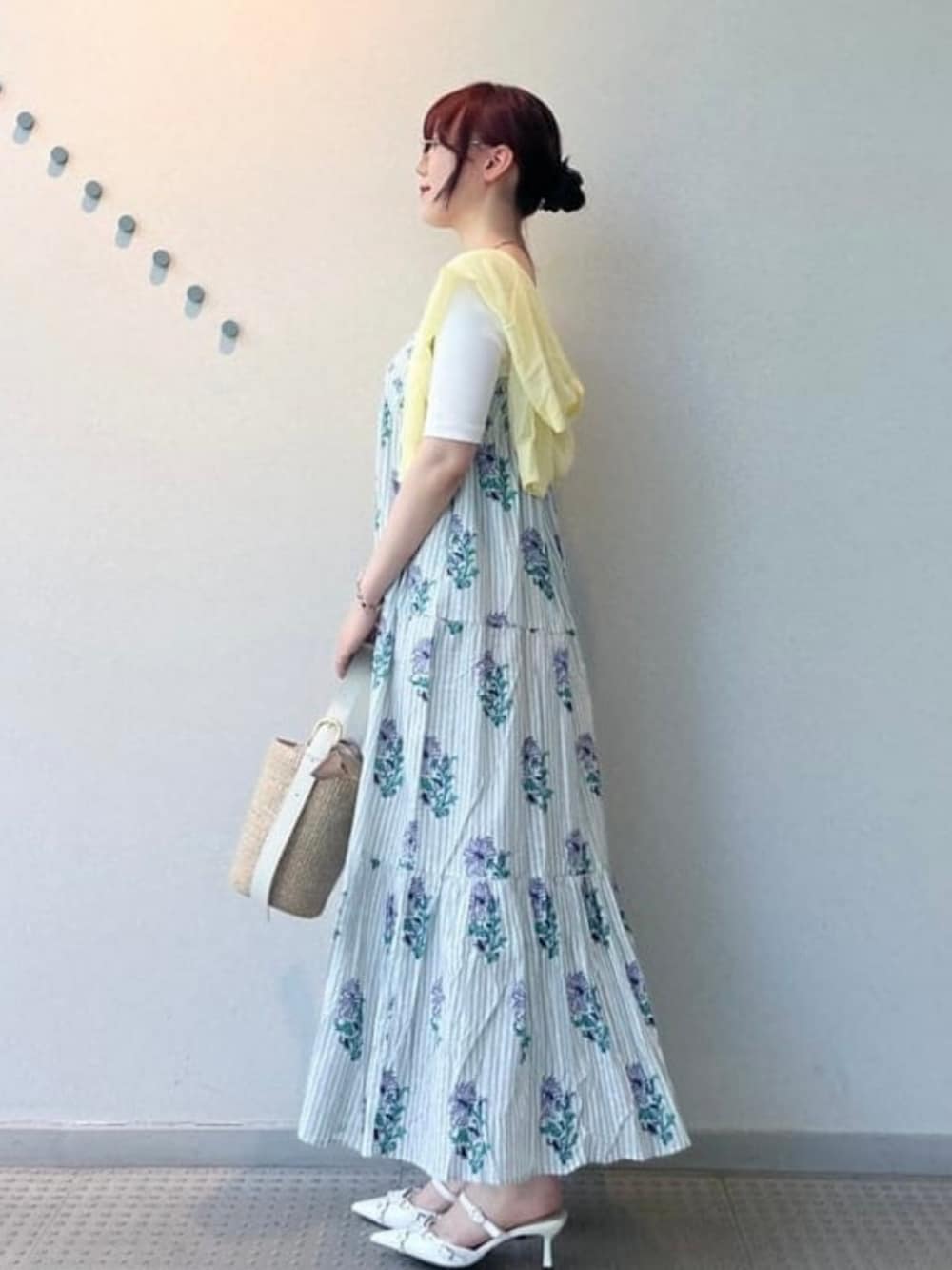 「大人カジュアル、きれいめカジュアル、ワンピース、キャミワンピ、レイヤードスタイル、ミュール、花柄、ハンドバッグ、かごバッグ、夏コーデ、高身長女子、カーディガン、春色、夏ファッション、初夏コーデ」｜「Demi-Luxe BEAMSの丸胴 テレコ Tシャツ（Tシャツ/カットソー、ホワイト系）」を使った、Demi-Luxe BEAMSさん（レディース・163cm）の夏コーディネートの2枚目の写真