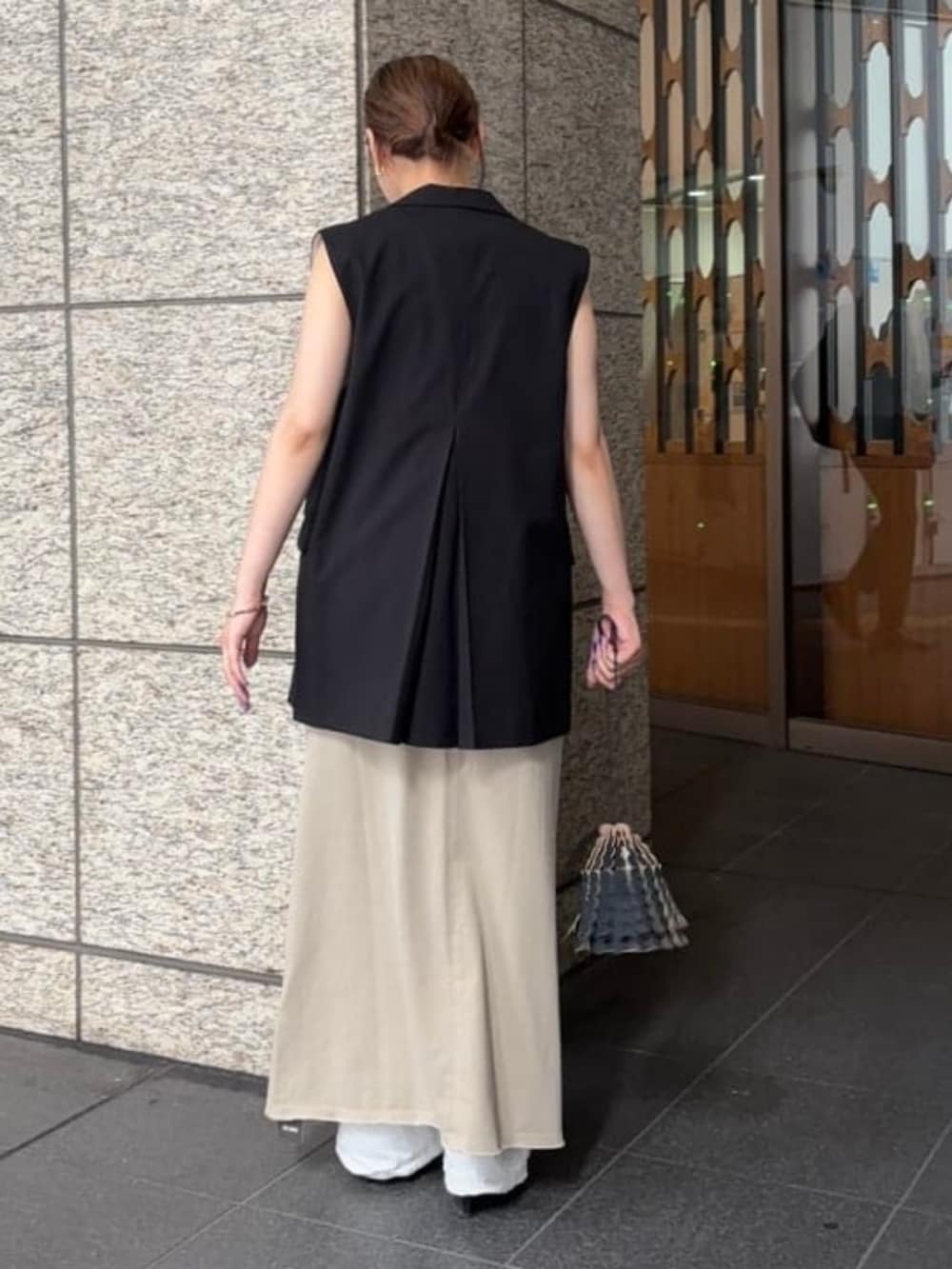 「大人カジュアル、きれいめカジュアル、オフィスカジュアル、ジレ、ワンピース、ノースリーブワンピース、レイヤードスタイル、パンツスタイル、ミニバッグ、夏コーデ、シンプルコーデ、パンプス、休日スタイル、大人女子、夏ルックで気分アップ」｜「Demi-Luxe BEAMSのピークドラペル 2ボタン ジレ（ベスト、ブラック系）」を使った、Demi-Luxe BEAMSさん（レディース・158cm）の夏コーディネートの2枚目の写真