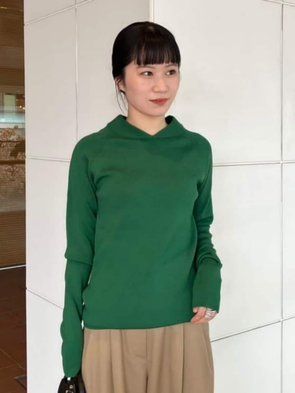 ベージュ系のその他パンツ、グリーン系のニット/セーターを着用したレディースの秋コーディネートの2枚目の写真