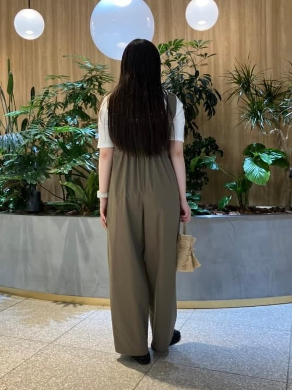 「大人カジュアル、きれいめカジュアル、オフィスカジュアル、オールインワン、カーキ、オリーブ、レイヤードスタイル、ミニバッグ、かごバッグ、シンプルコーデ、パンツスタイル、夏コーデ、休日スタイル、淡色コーデ、Tシャツ」｜「Demi-Luxe BEAMSのTANORA / MINI BOMBO ハンドバッグ（ハンドバッグ、ベージュ系）」を使った、Demi-Luxe BEAMSさん（レディース・157cm）の夏コーディネートの3枚目の写真