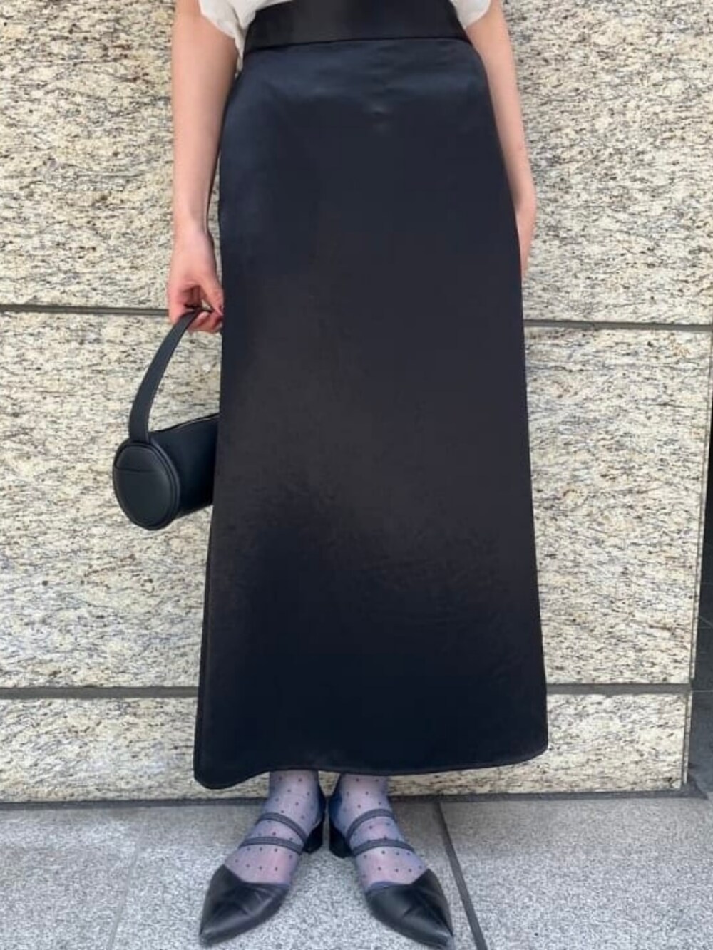 ホワイト系のシャツ/ブラウス、ブラック系のスカートを着用したレディースの夏コーディネートの3枚目の写真