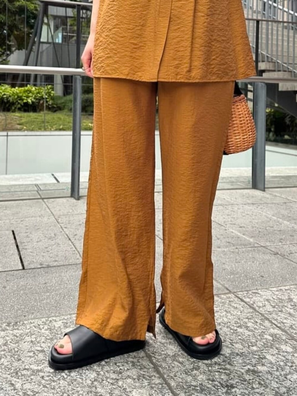 ブラウン系のその他パンツ、ブラウン系のシャツ/ブラウスを着用したレディースの夏コーディネートの3枚目の写真