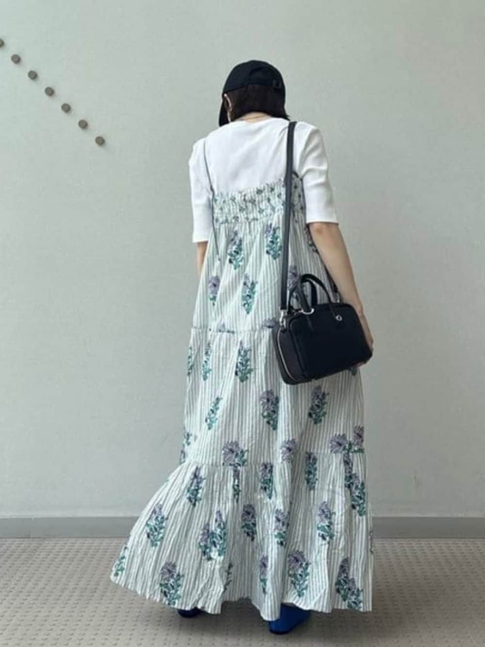 「大人カジュアル、きれいめカジュアル、リゾートスタイル、ワンピース、キャミワンピ、花柄、レイヤードスタイル、キャップ、ミニバッグ、夏コーデ、シンプルコーデ、ショルダーバッグ、ワントーンコーデ、バレエシューズ、低身長」｜「NE QUITTEZ PAS!のne Quittez pas / コットンジャカード リリープリント キャミソールワンピース［手洗い可］（ワンピース、グレー系）」を使った、Demi-Luxe BEAMSさん（レディース・153cm）の夏コーディネートの3枚目の写真