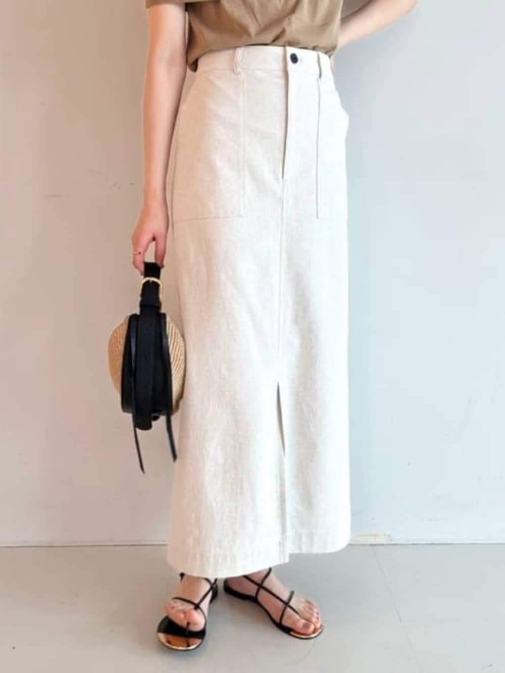 ベージュ系のスカート、ベージュ系のニット/セーターを着用したレディースの夏コーディネートの3枚目の写真