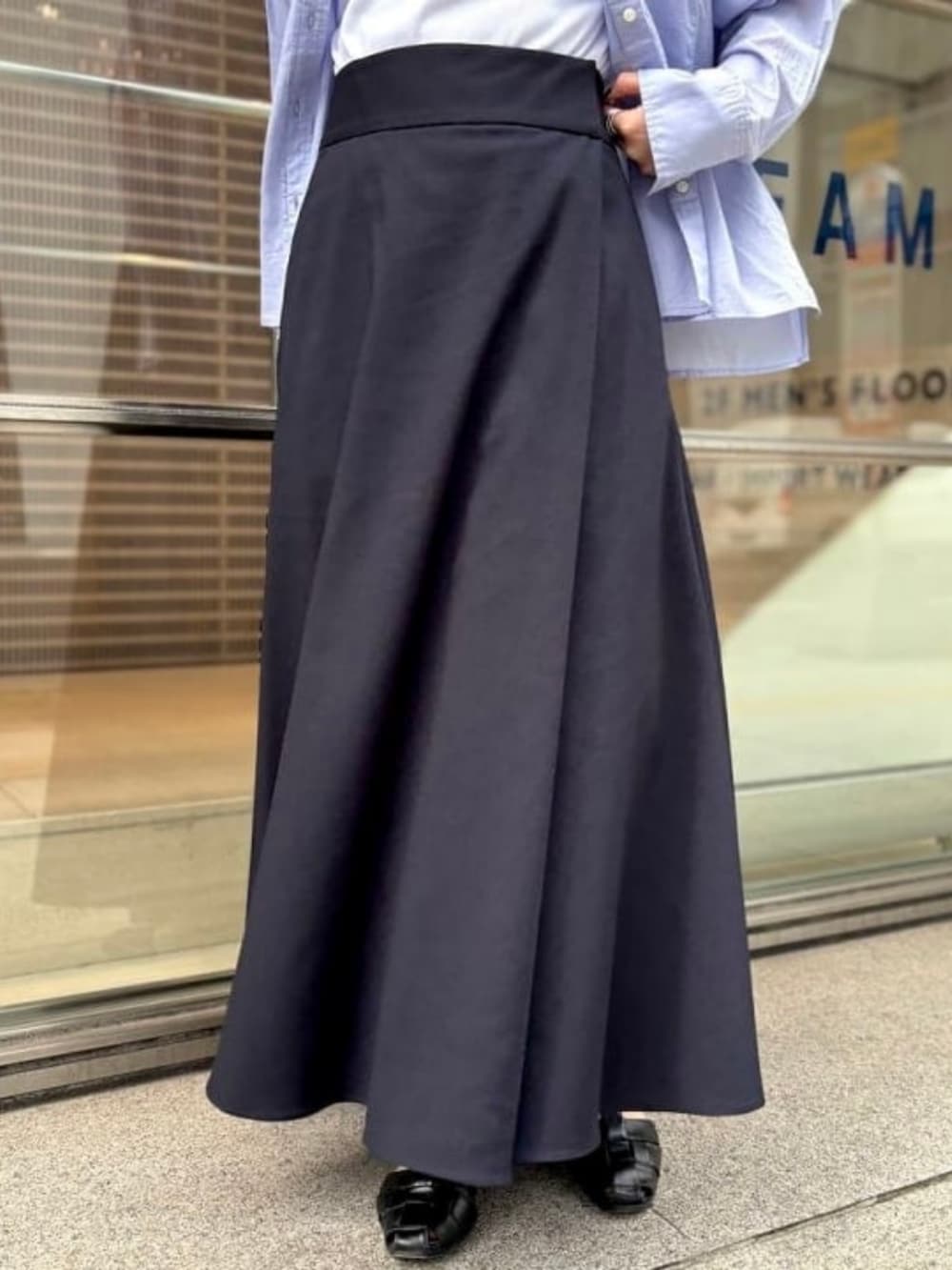 ブルー系のスカート、ホワイト系のTシャツ/カットソーを着用したレディースの春コーディネートの3枚目の写真