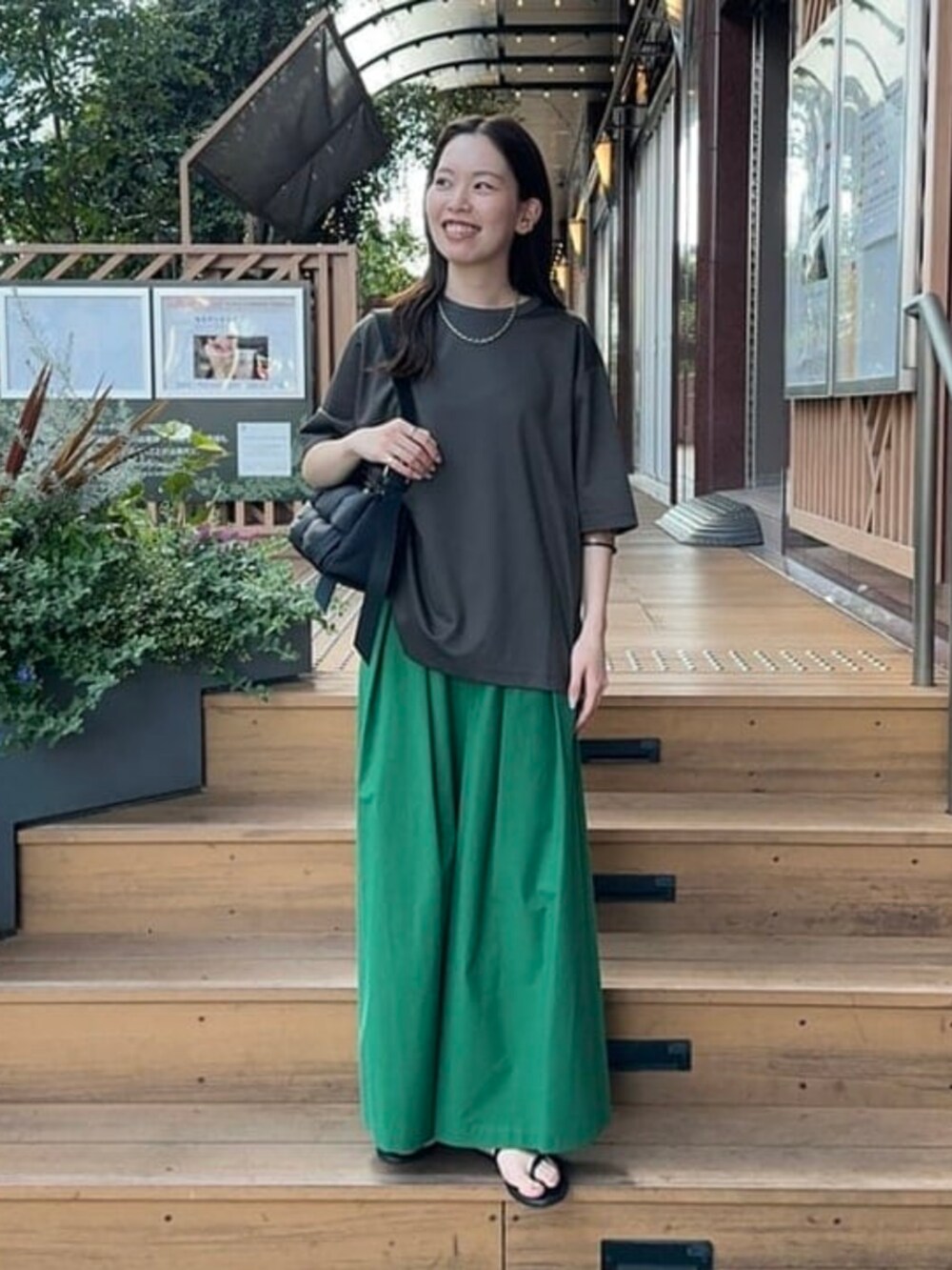 ブラウン系のTシャツ/カットソーを着用したレディースの夏コーディネートの3枚目の写真