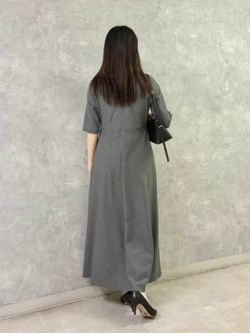 グレー系のワンピースを着用したレディースの春コーディネートの2枚目の写真