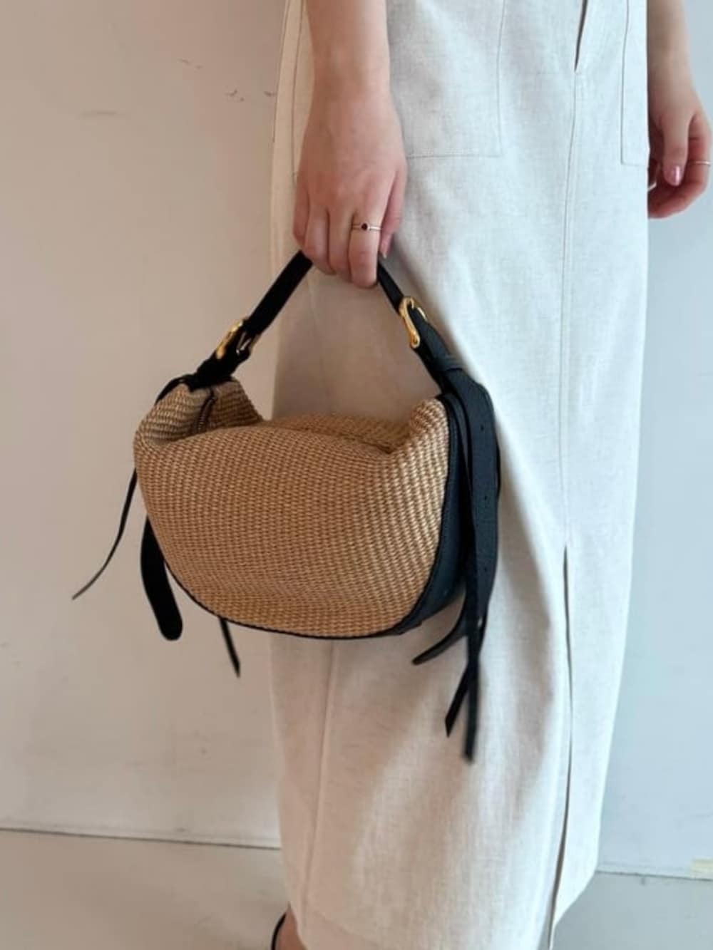 ベージュ系のスカート、ベージュ系のニット/セーターを着用したレディースの夏コーディネートの4枚目の写真