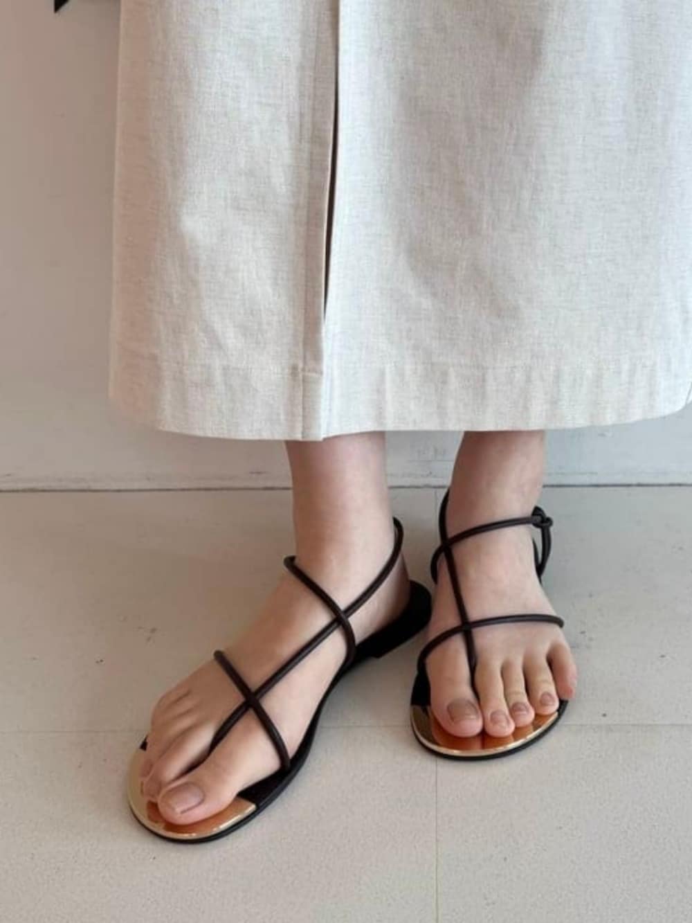 ベージュ系のスカート、ベージュ系のニット/セーターを着用したレディースの夏コーディネートの5枚目の写真