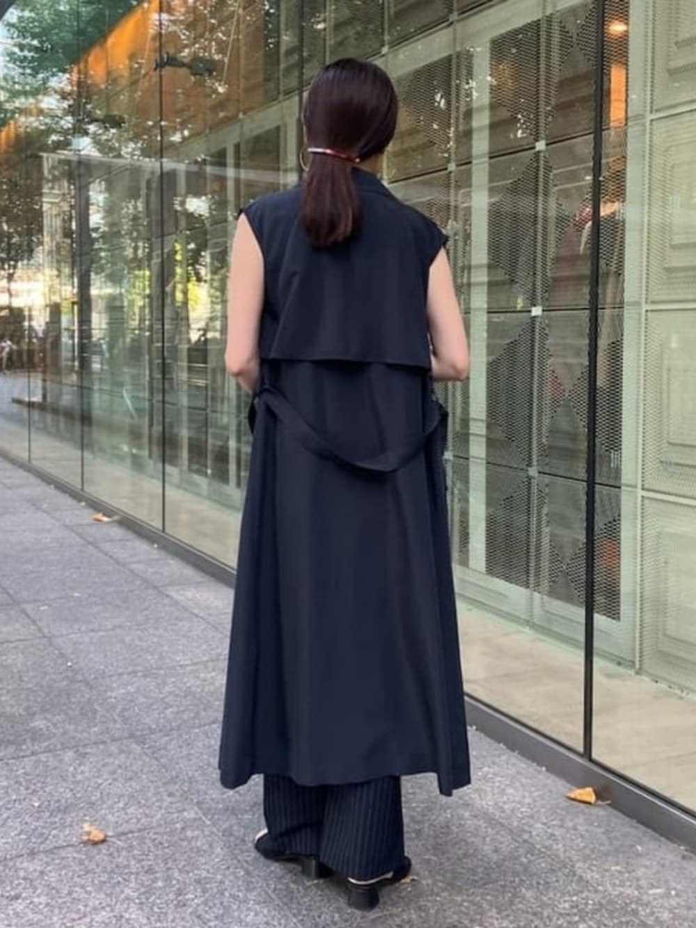 シルバー系のショルダーバッグ、ブルー系のその他パンツ、ブルー系のワンピースを着用したレディースの秋コーディネートの2枚目の写真