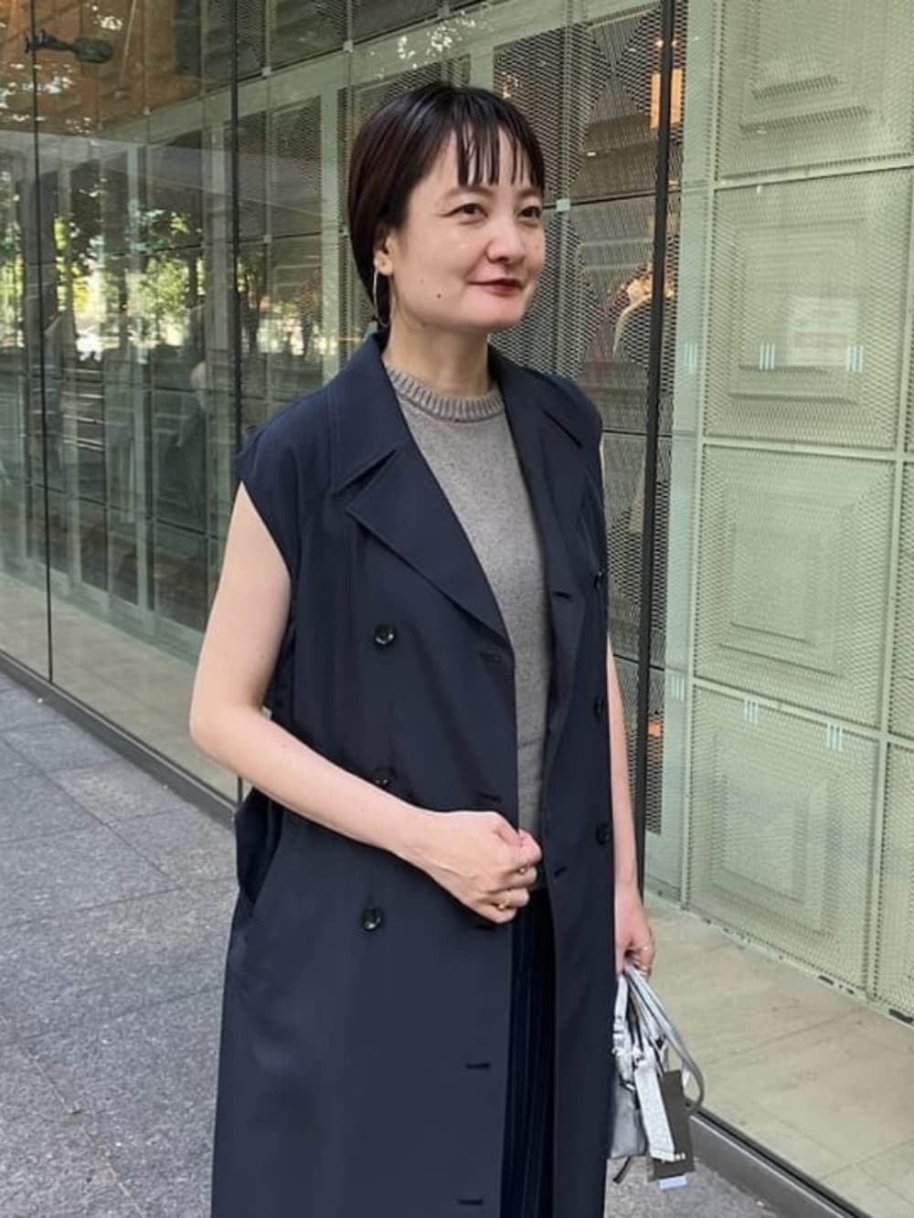 シルバー系のショルダーバッグ、ブルー系のその他パンツ、ブルー系のワンピースを着用したレディースの秋コーディネートの3枚目の写真