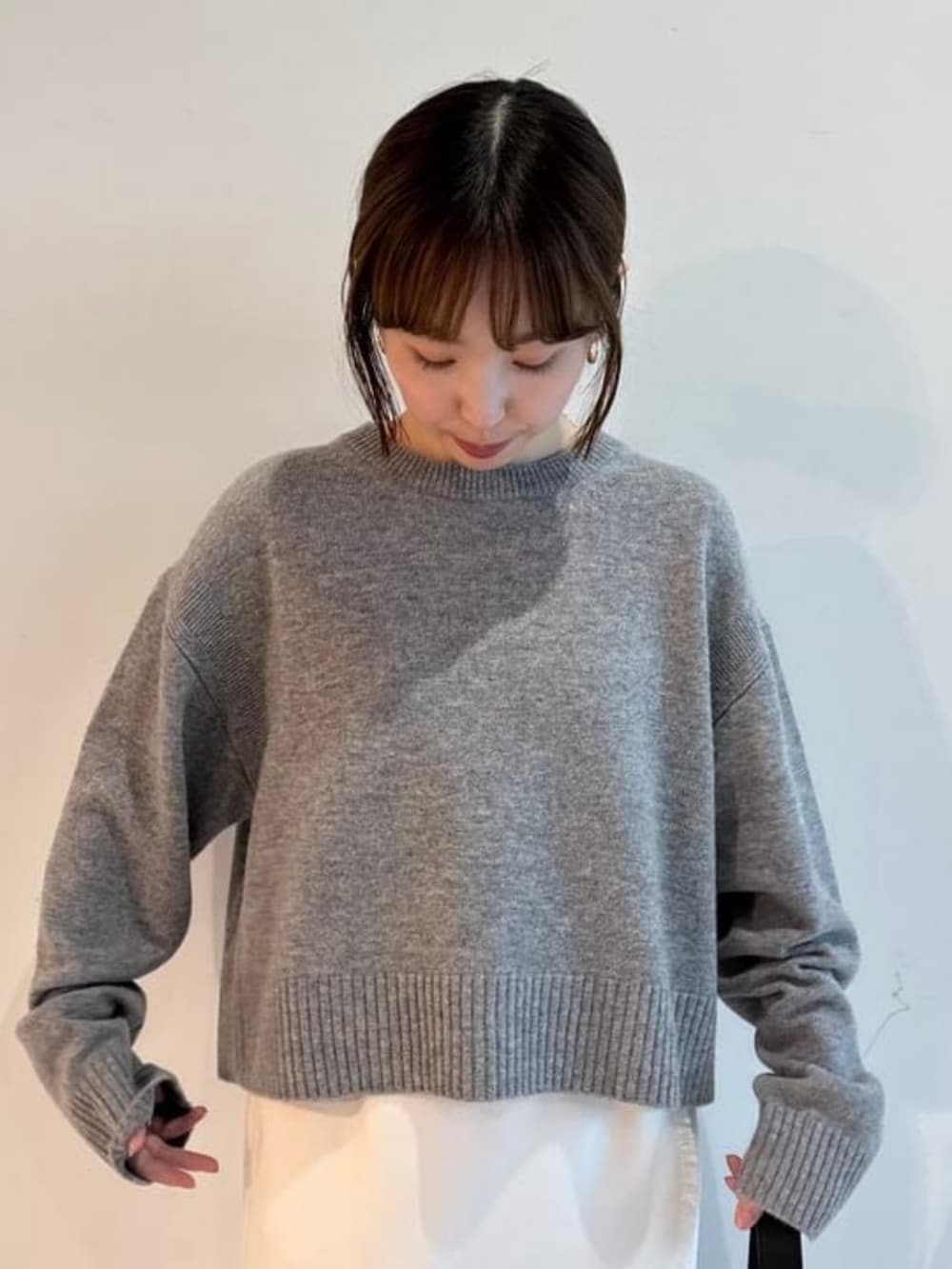 グレー系のニット/セーターを着用したレディースの秋コーディネートの2枚目の写真