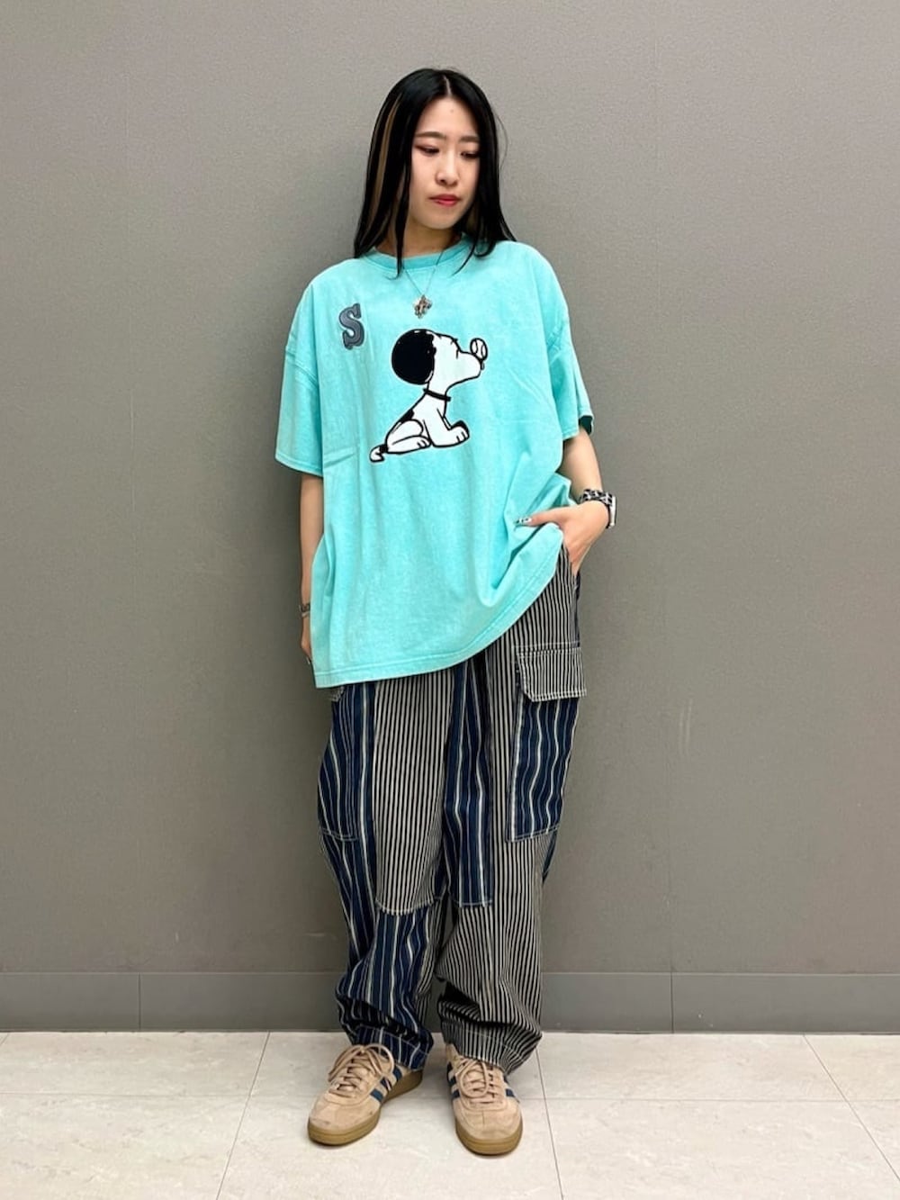 ブルー系のTシャツ/カットソー、ブルー系のデニムパンツを着用したレディースの夏コーディネートの2枚目の写真