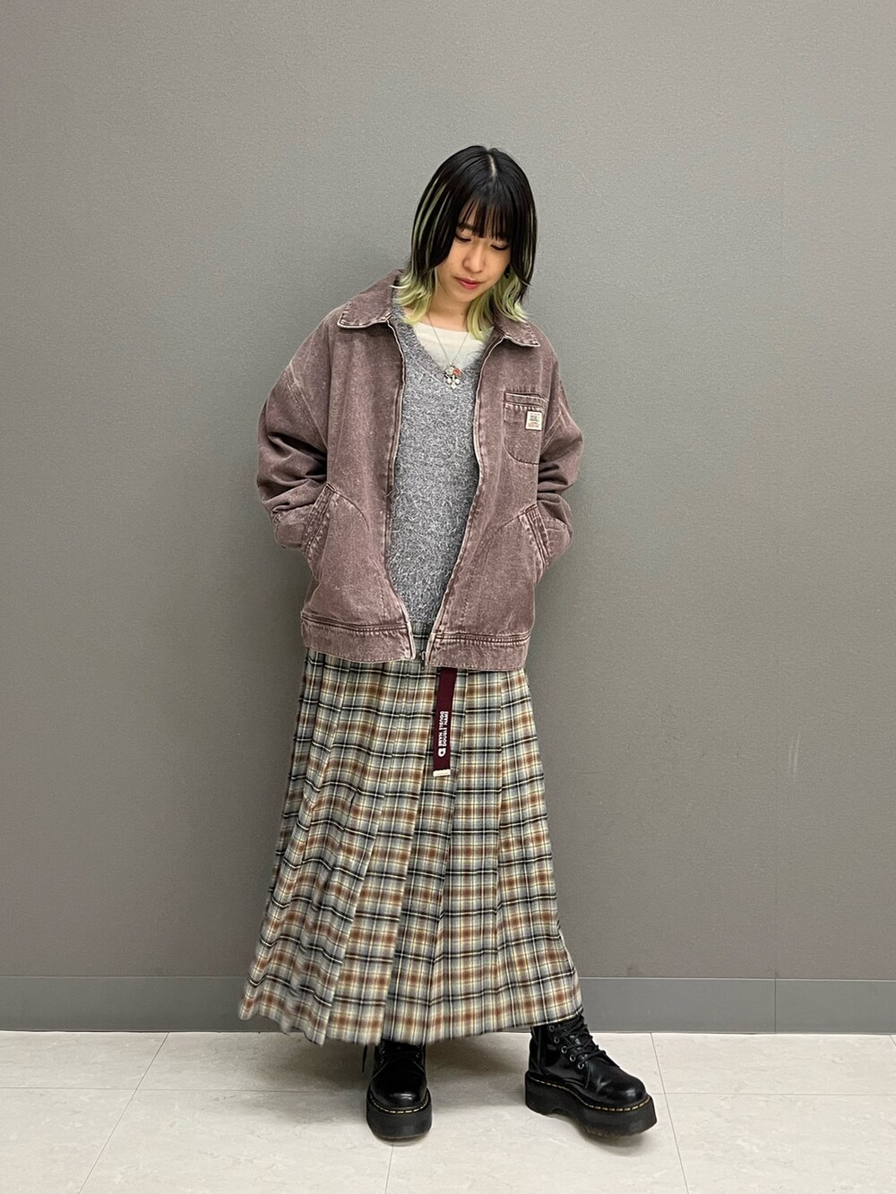 ブラウン系のブルゾン、ホワイト系のTシャツ/カットソー、グレー系のベストを着用したレディースの秋コーディネートの3枚目の写真