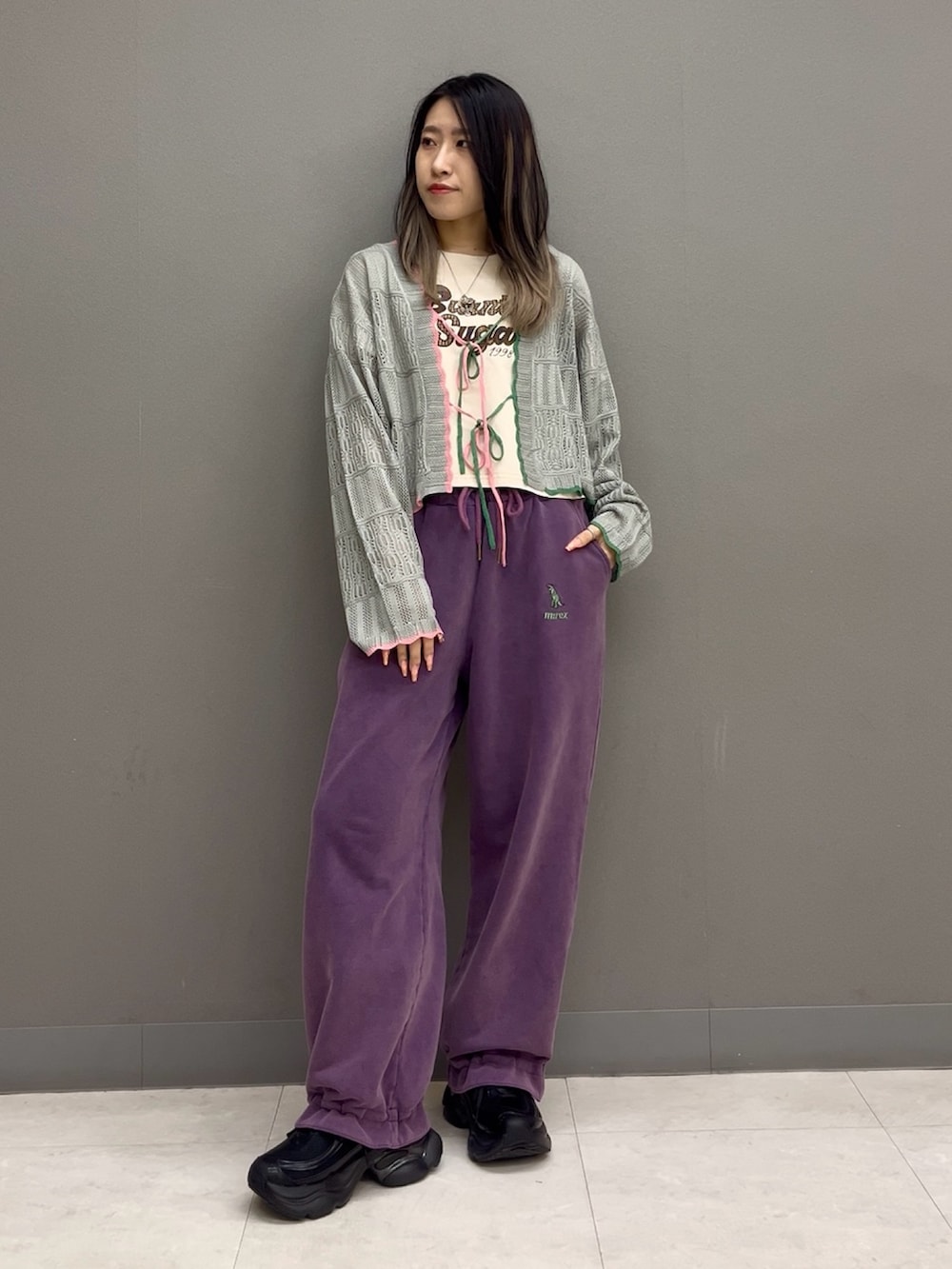 ホワイト系のTシャツ/カットソー、グレー系のカーディガン/ボレロ、パープル系のスウェットパンツを着用したレディースの夏コーディネートの2枚目の写真