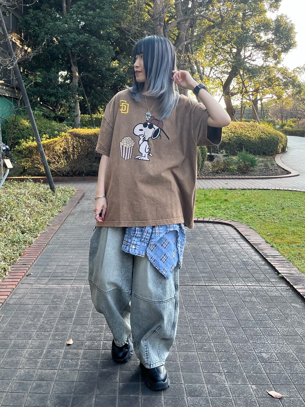 ブラウン系のTシャツ/カットソー、ブルー系のシャツ/ブラウスを着用したレディースの春コーディネートの4枚目の写真