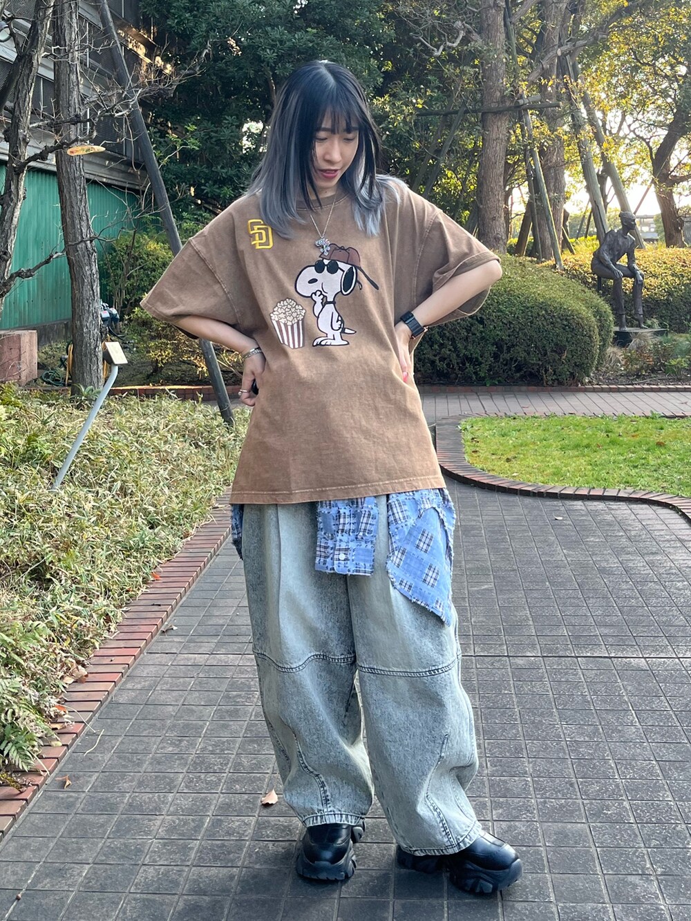 ブラウン系のTシャツ/カットソー、ブルー系のシャツ/ブラウスを着用したレディースの春コーディネートの5枚目の写真