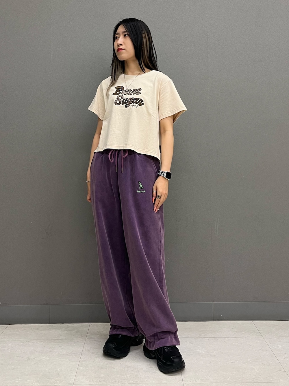ホワイト系のTシャツ/カットソー、グレー系のカーディガン/ボレロ、パープル系のスウェットパンツを着用したレディースの夏コーディネートの5枚目の写真