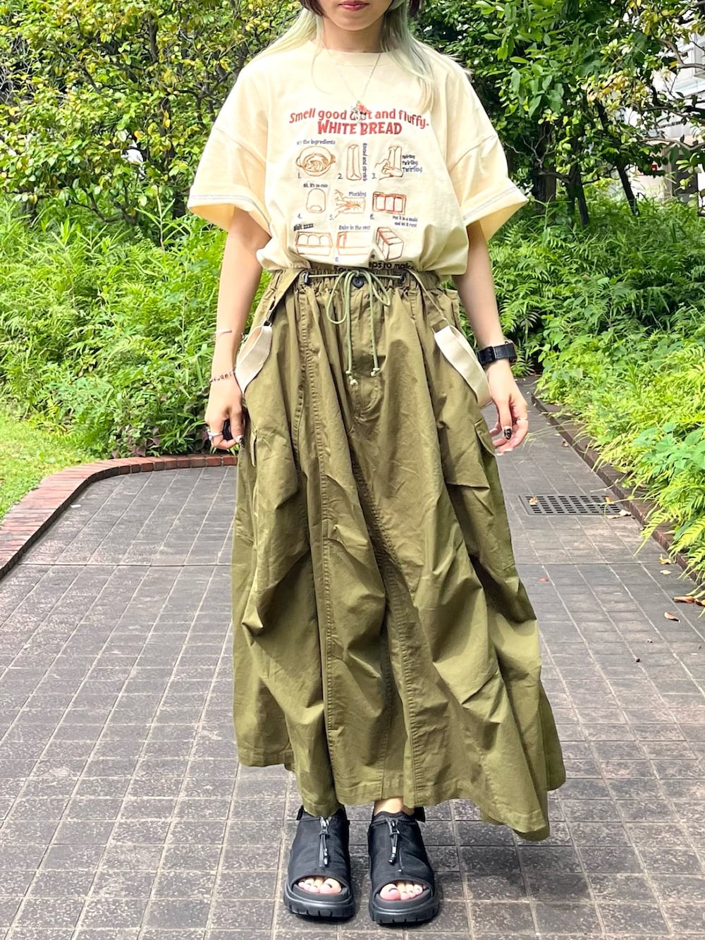 ホワイト系のTシャツ/カットソー、グリーン系のスカートを着用したレディースの夏コーディネートの5枚目の写真