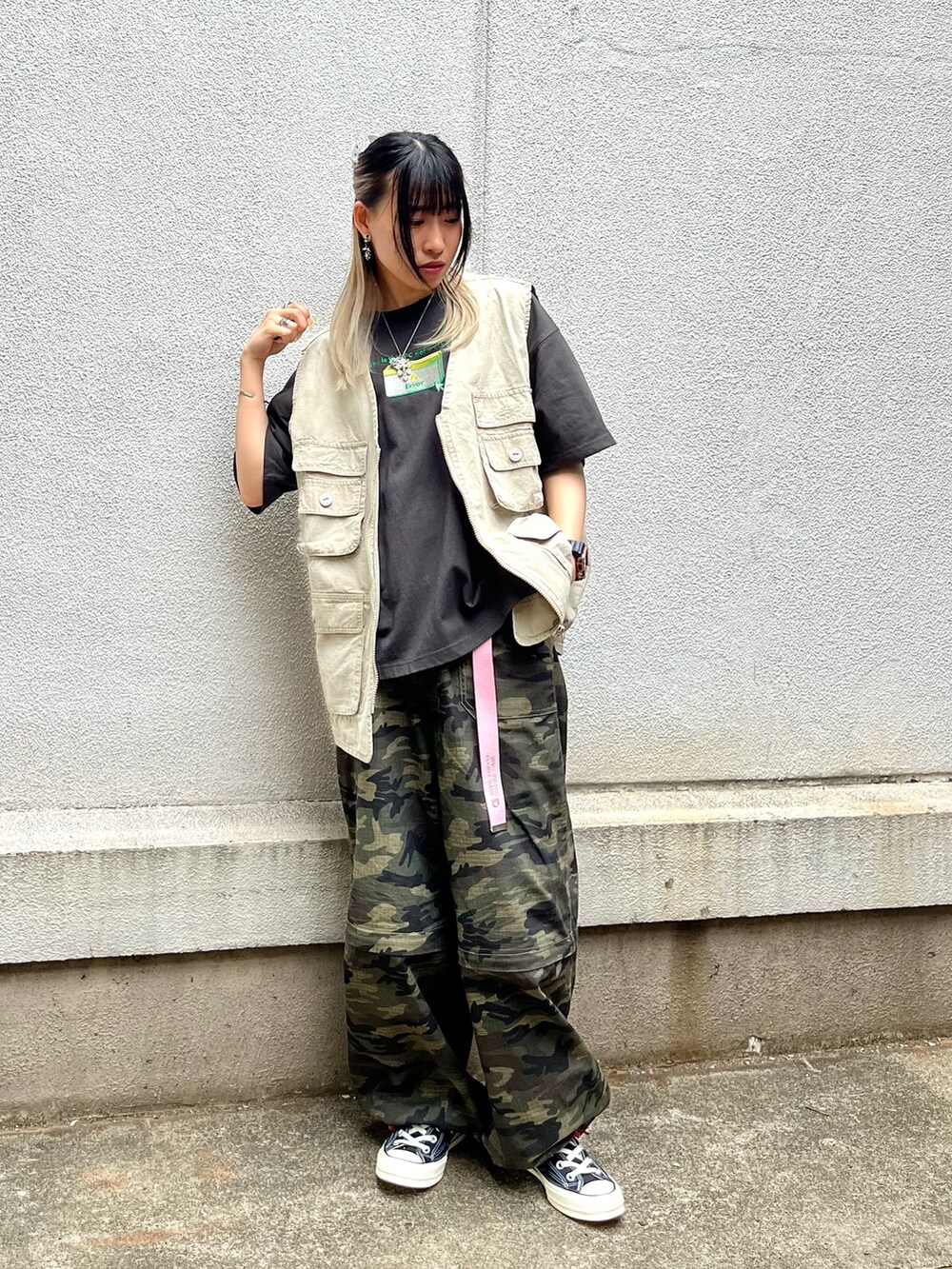 ブラック系のTシャツ/カットソー、ベージュ系のベスト、その他のその他パンツを着用したレディースの春コーディネートの3枚目の写真
