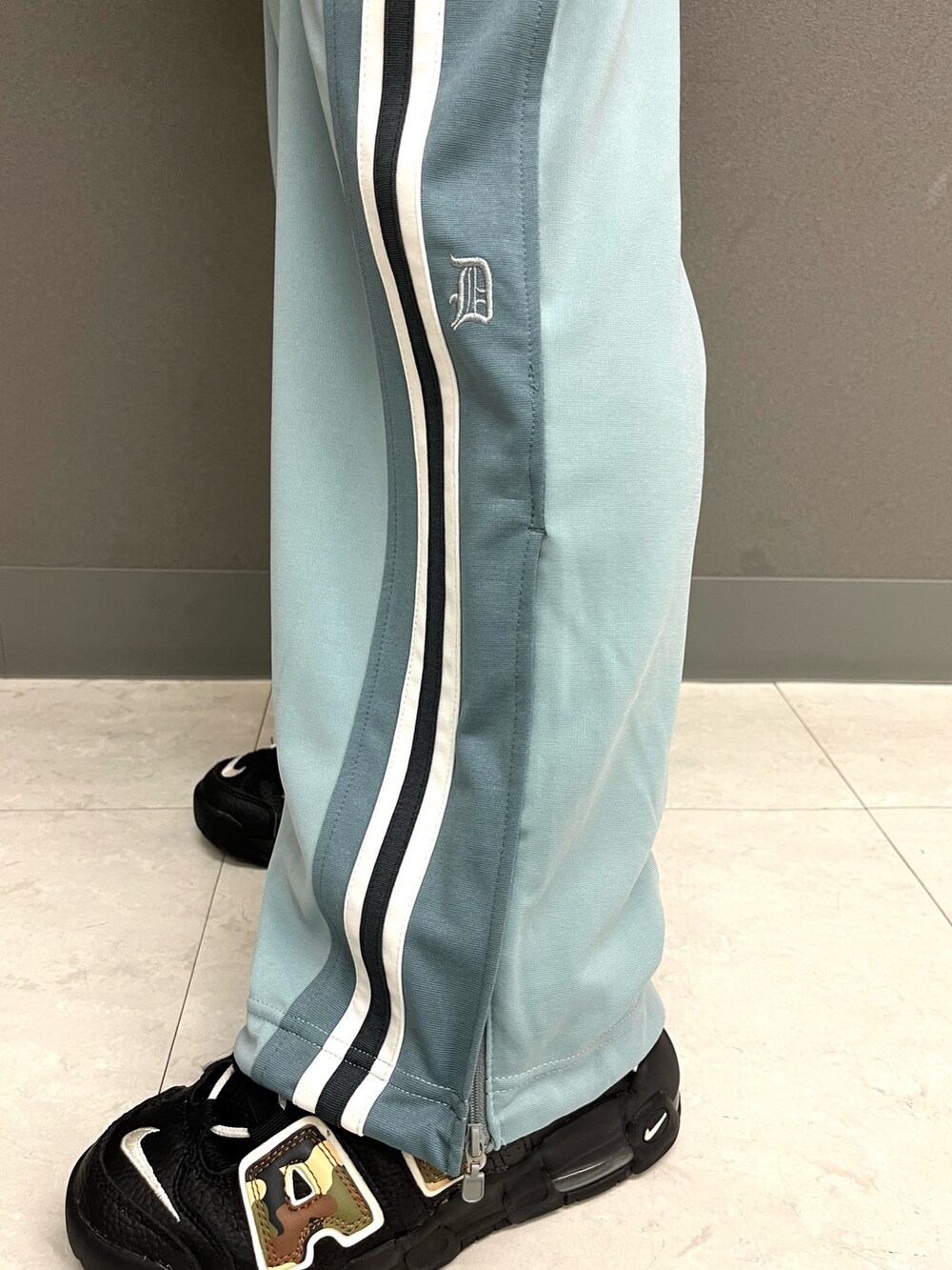 グレー系のニット/セーター、ホワイト系のシャツ/ブラウス、ブルー系のその他パンツを着用したレディースの春コーディネートの7枚目の写真