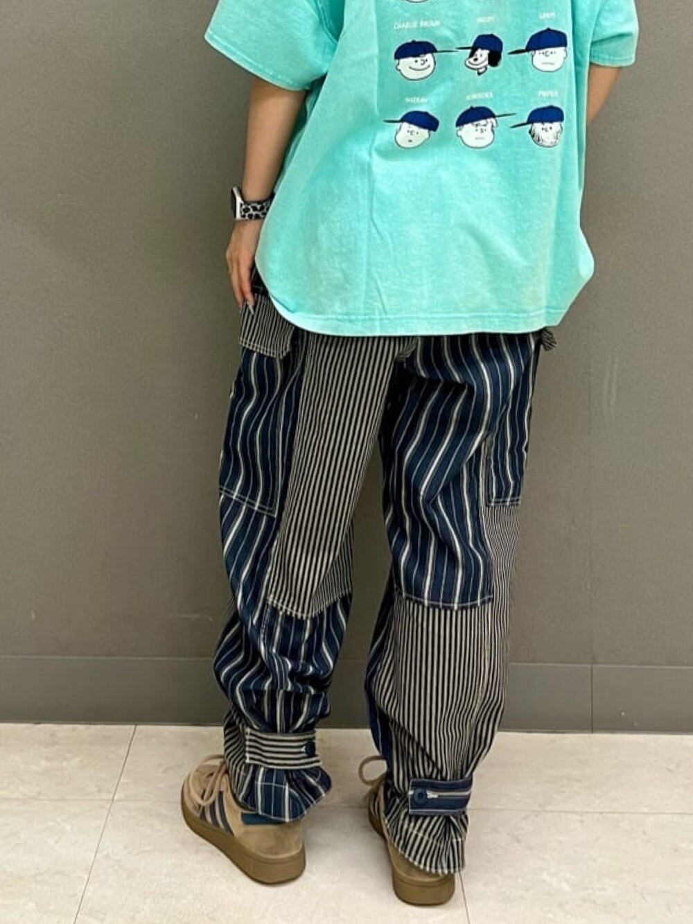 ブルー系のTシャツ/カットソー、ブルー系のデニムパンツを着用したレディースの夏コーディネートの6枚目の写真