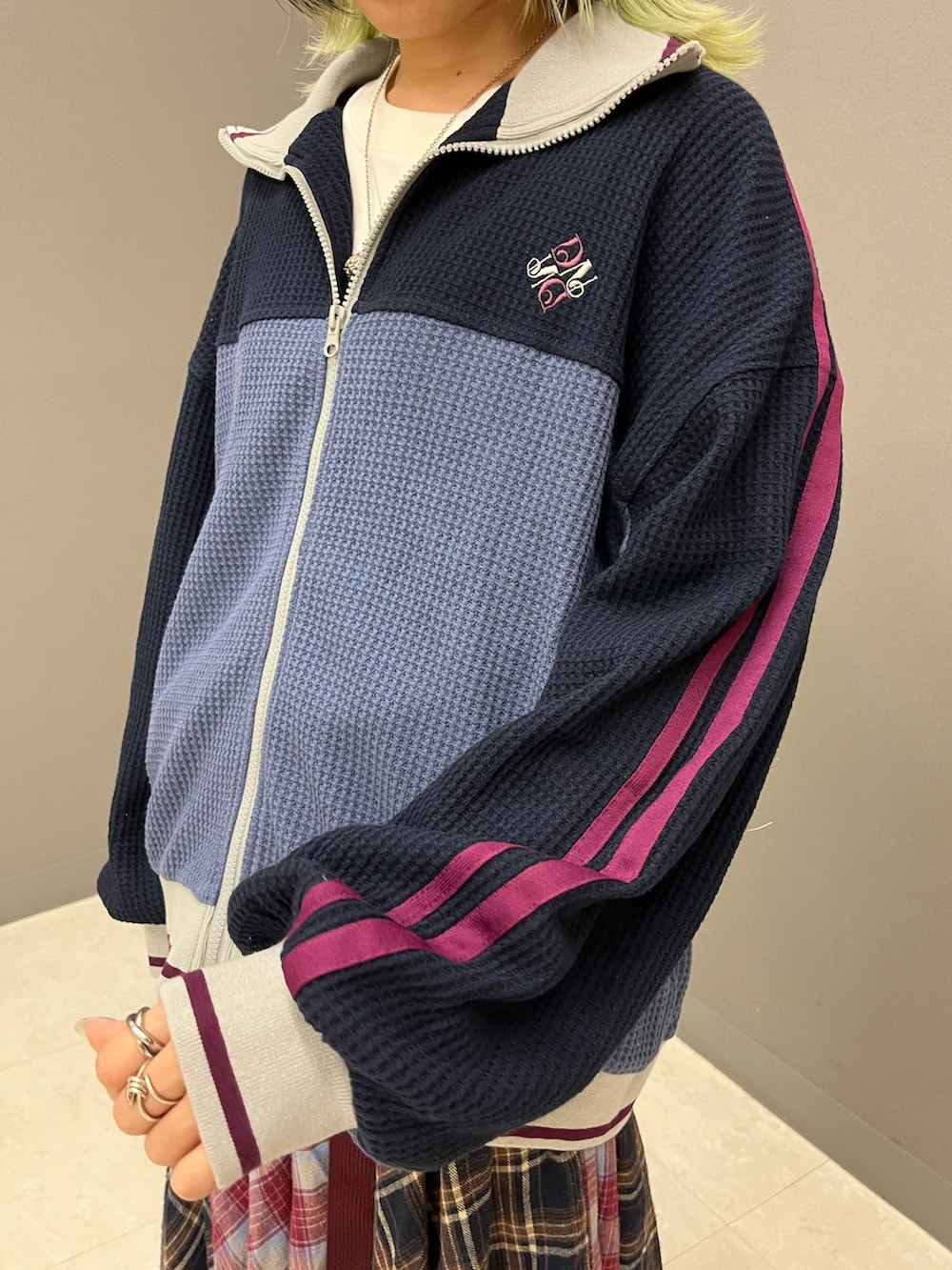 ホワイト系のTシャツ/カットソー、ブルー系のセットアップ、レッド系のスカートを着用したレディースの秋コーディネートの5枚目の写真