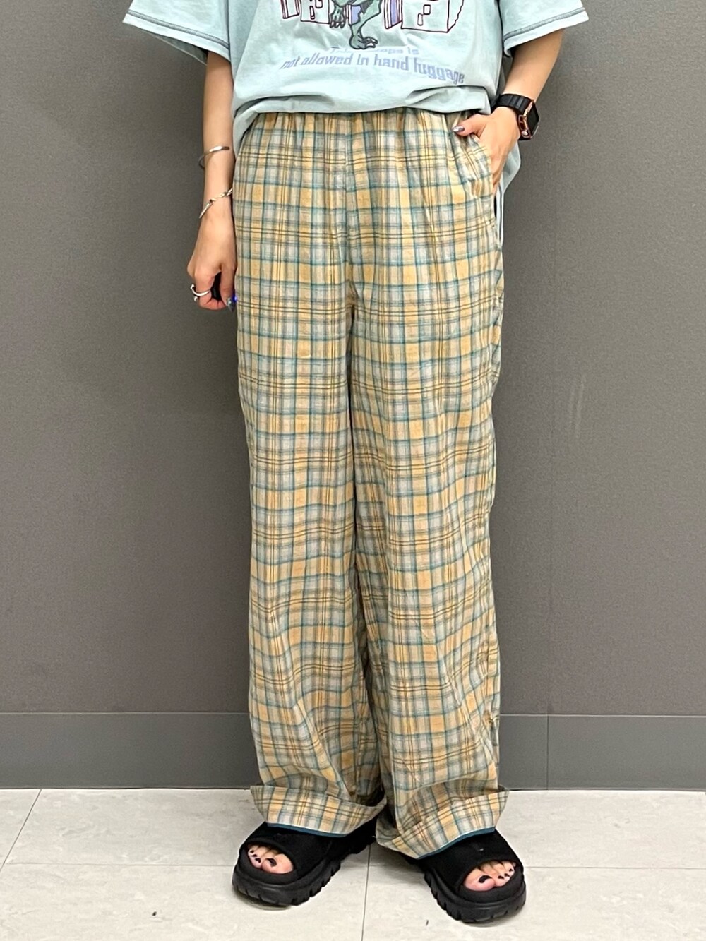 ブルー系のTシャツ/カットソー、ブルー系のその他パンツを着用したレディースの夏コーディネートの5枚目の写真