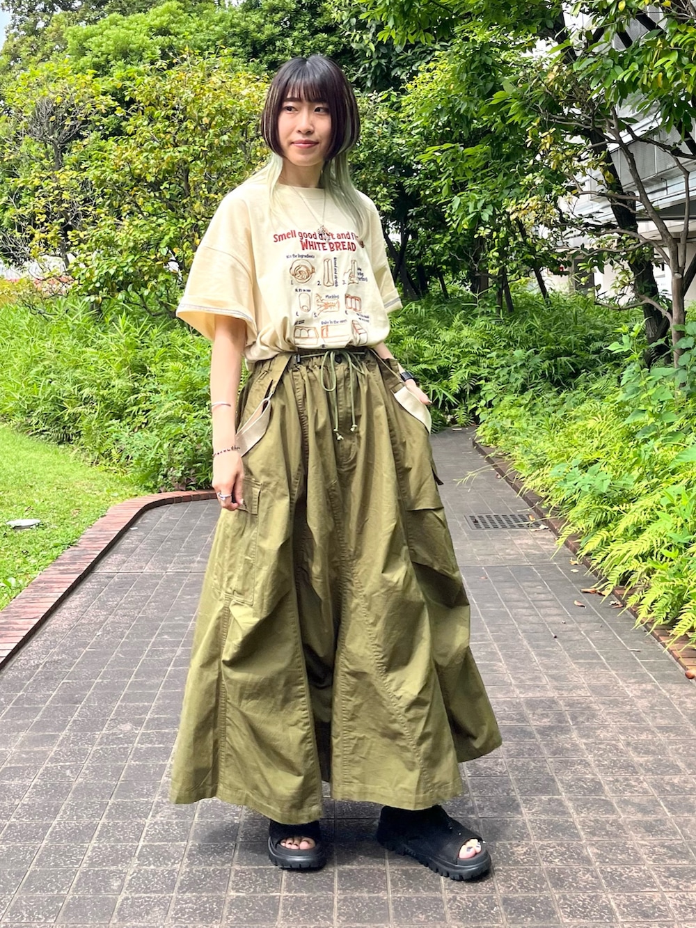 ホワイト系のTシャツ/カットソー、グリーン系のスカートを着用したレディースの夏コーディネートの4枚目の写真