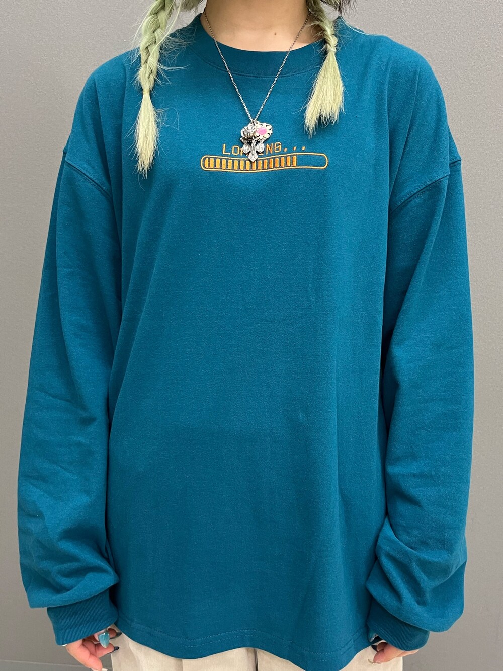 ブルー系のTシャツ/カットソー、ベージュ系のその他アウター、ベージュ系のスラックスを着用したレディースの秋コーディネートの7枚目の写真