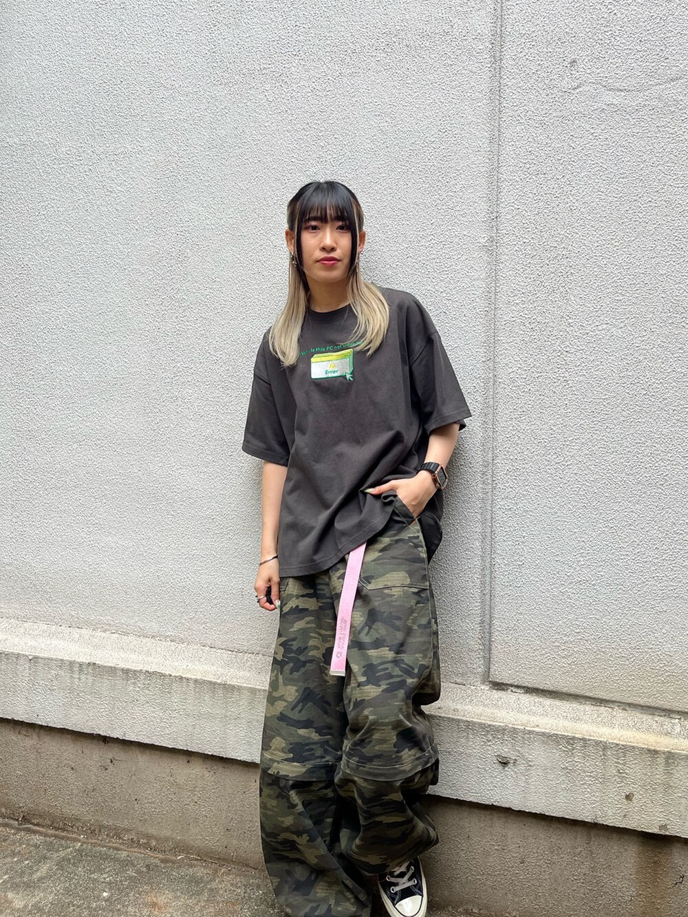 ブラック系のTシャツ/カットソー、ベージュ系のベスト、その他のその他パンツを着用したレディースの春コーディネートの4枚目の写真