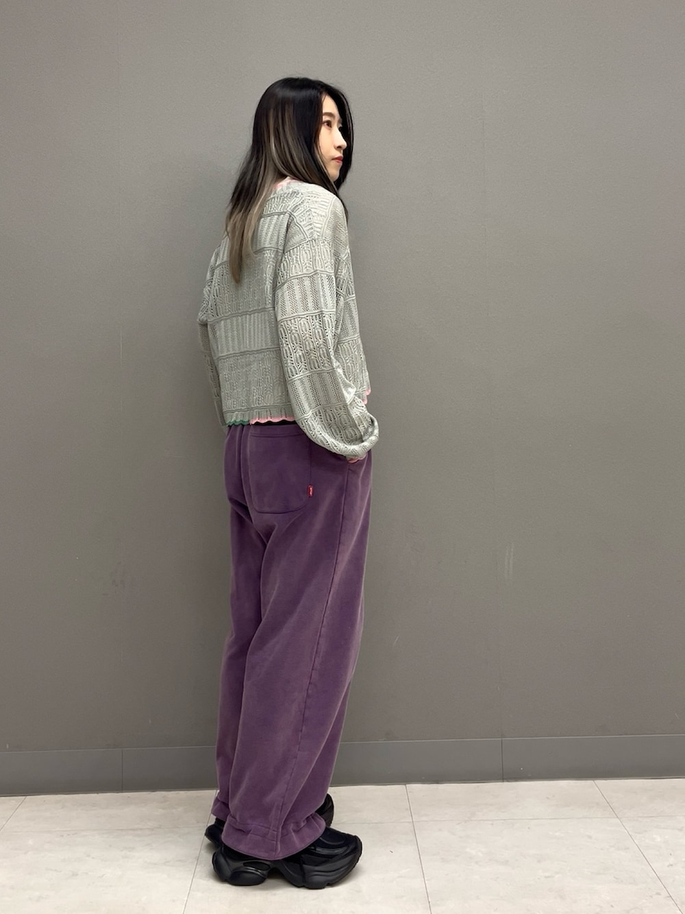 ホワイト系のTシャツ/カットソー、グレー系のカーディガン/ボレロ、パープル系のスウェットパンツを着用したレディースの夏コーディネートの3枚目の写真
