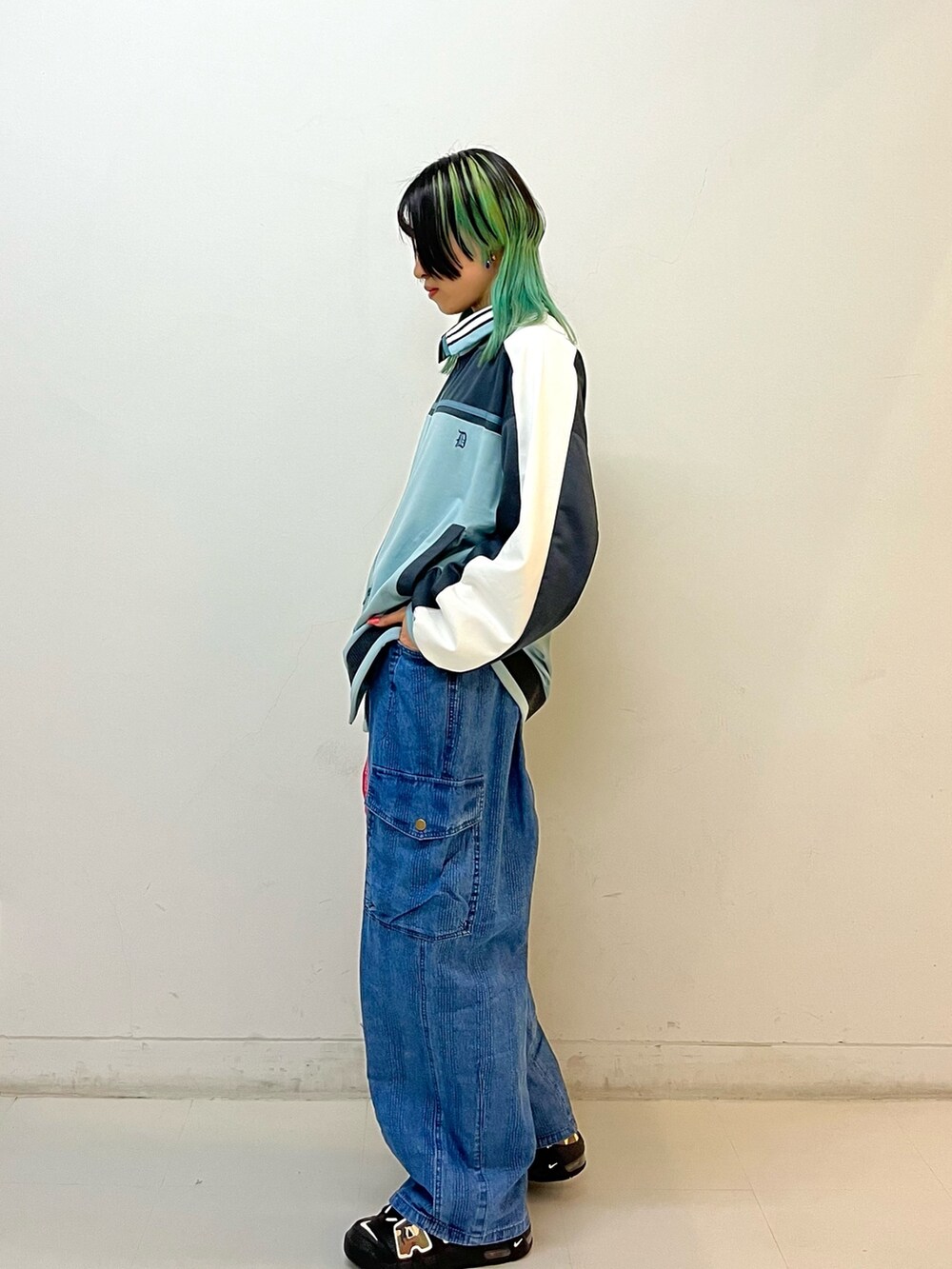 ブルー系のジャージ、ブルー系のデニムパンツ、ピンク系のベルトを着用したレディースの春コーディネートの3枚目の写真