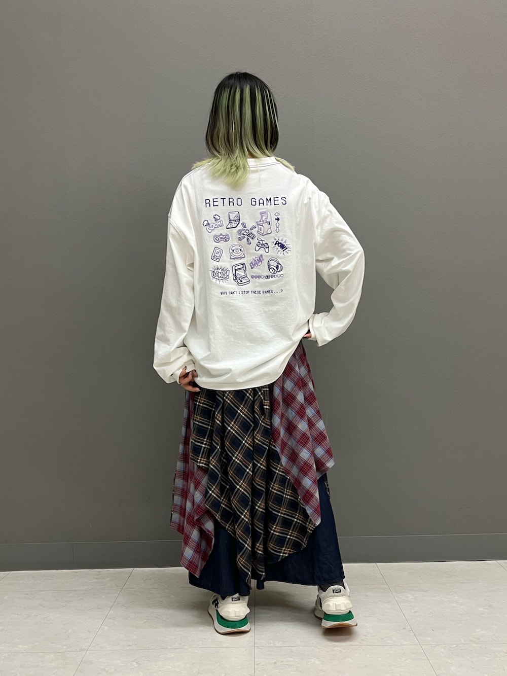 ホワイト系のTシャツ/カットソー、ブルー系のセットアップ、レッド系のスカートを着用したレディースの秋コーディネートの6枚目の写真