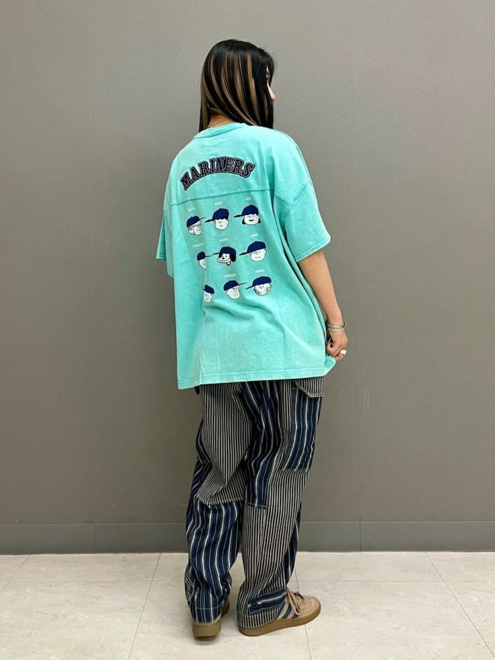 ブルー系のTシャツ/カットソー、ブルー系のデニムパンツを着用したレディースの夏コーディネートの4枚目の写真