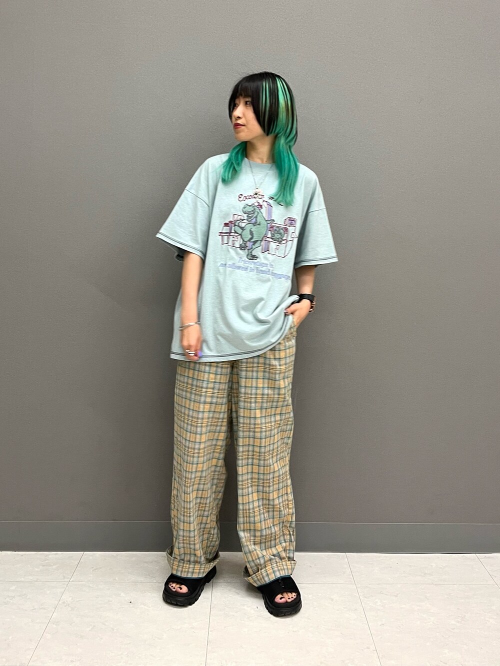 ブルー系のTシャツ/カットソー、ブルー系のその他パンツを着用したレディースの夏コーディネートの2枚目の写真