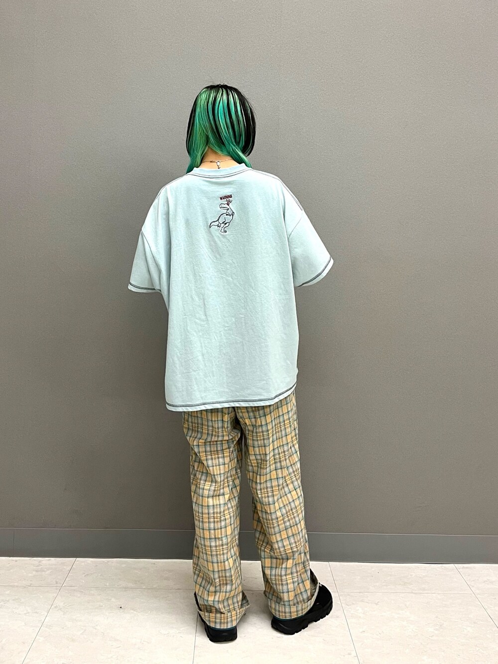 ブルー系のTシャツ/カットソー、ブルー系のその他パンツを着用したレディースの夏コーディネートの3枚目の写真