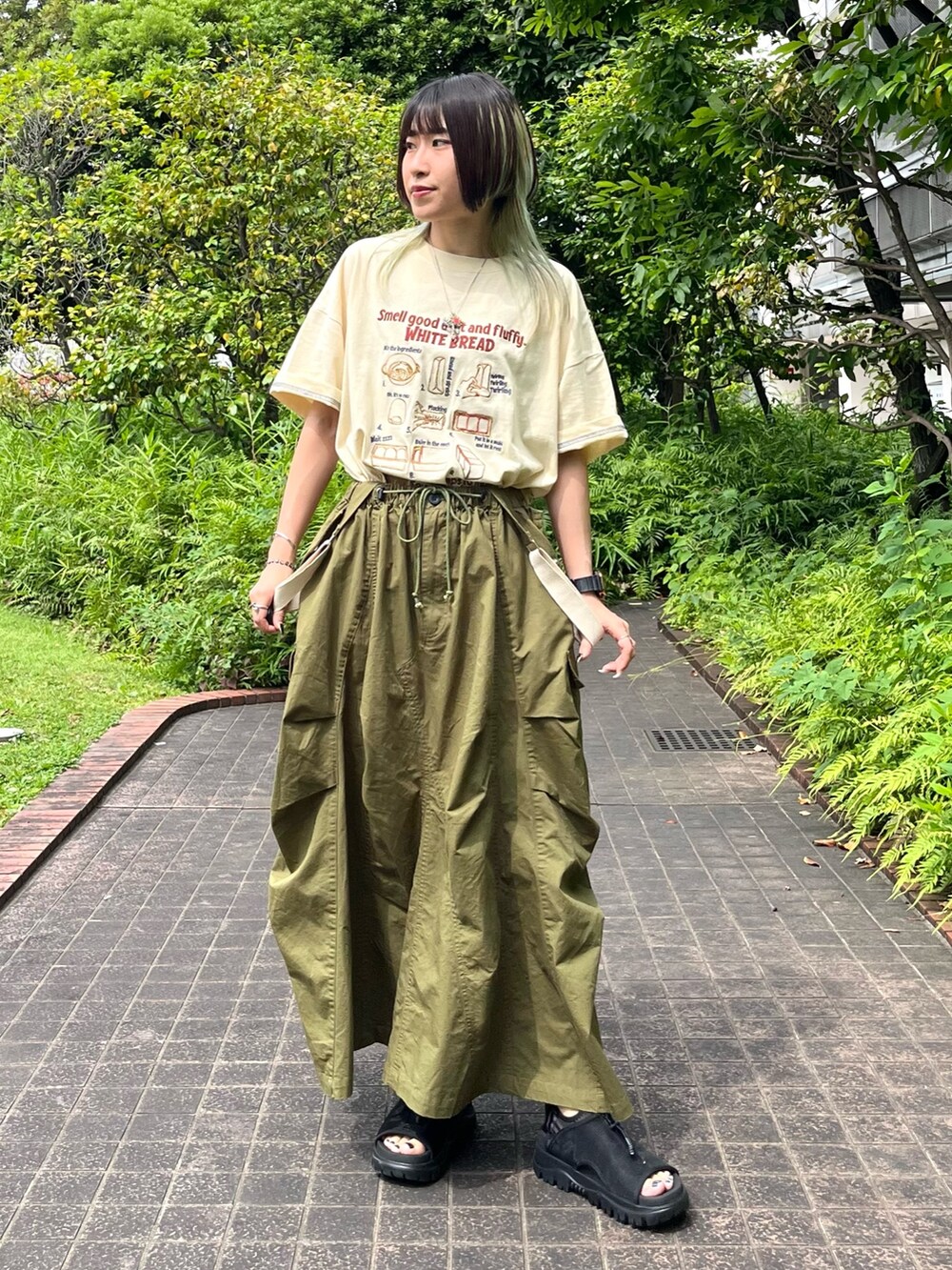 ホワイト系のTシャツ/カットソー、グリーン系のスカートを着用したレディースの夏コーディネートの2枚目の写真