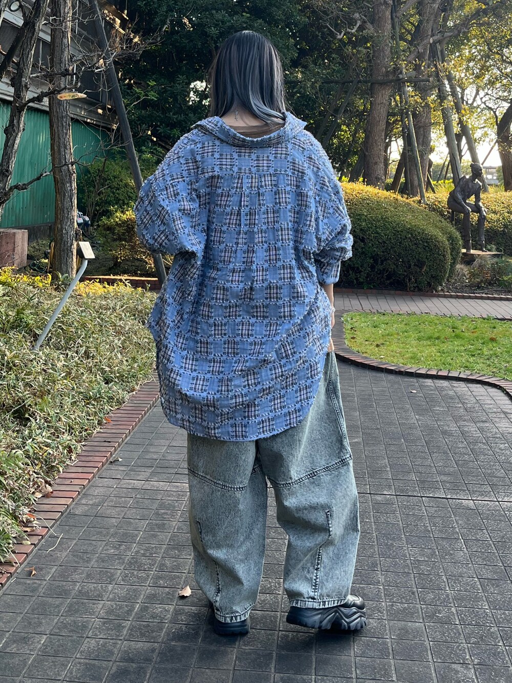 ブラウン系のTシャツ/カットソー、ブルー系のシャツ/ブラウスを着用したレディースの春コーディネートの3枚目の写真