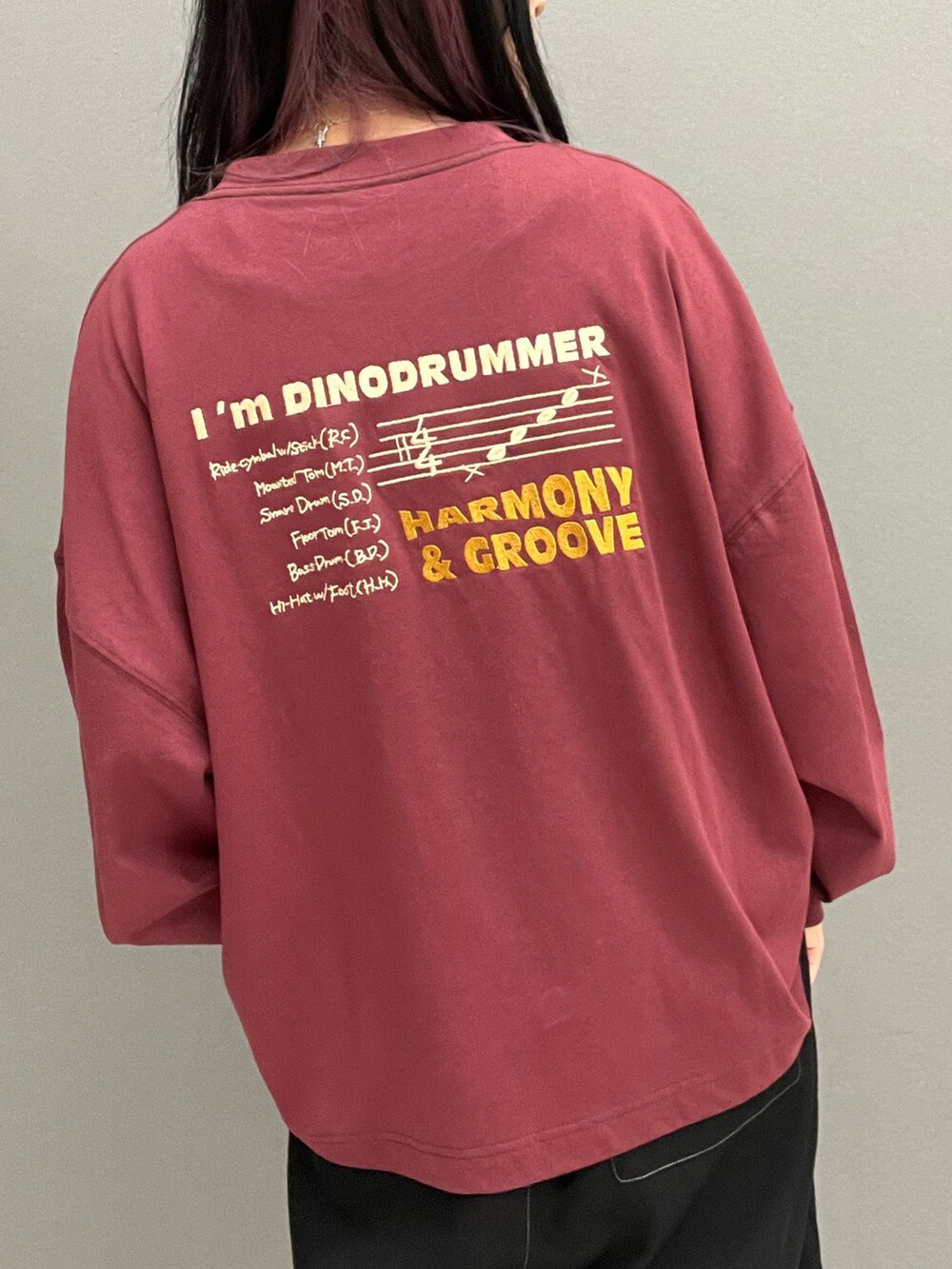 ブラック系のカーディガン/ボレロ、レッド系のTシャツ/カットソー、ブラック系のその他パンツを着用したレディースの秋コーディネートの6枚目の写真