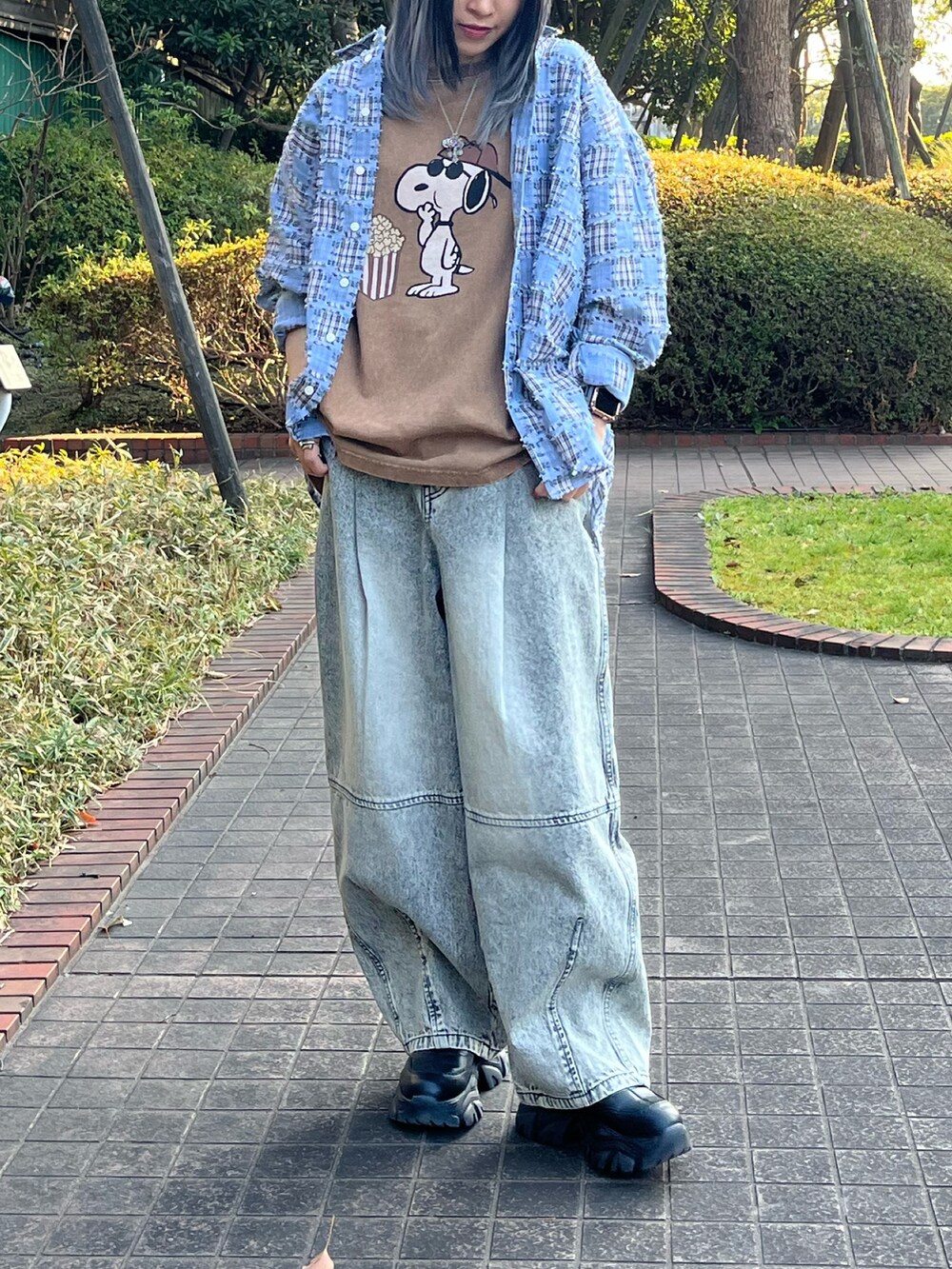 ブラウン系のTシャツ/カットソー、ブルー系のシャツ/ブラウスを着用したレディースの春コーディネートの2枚目の写真