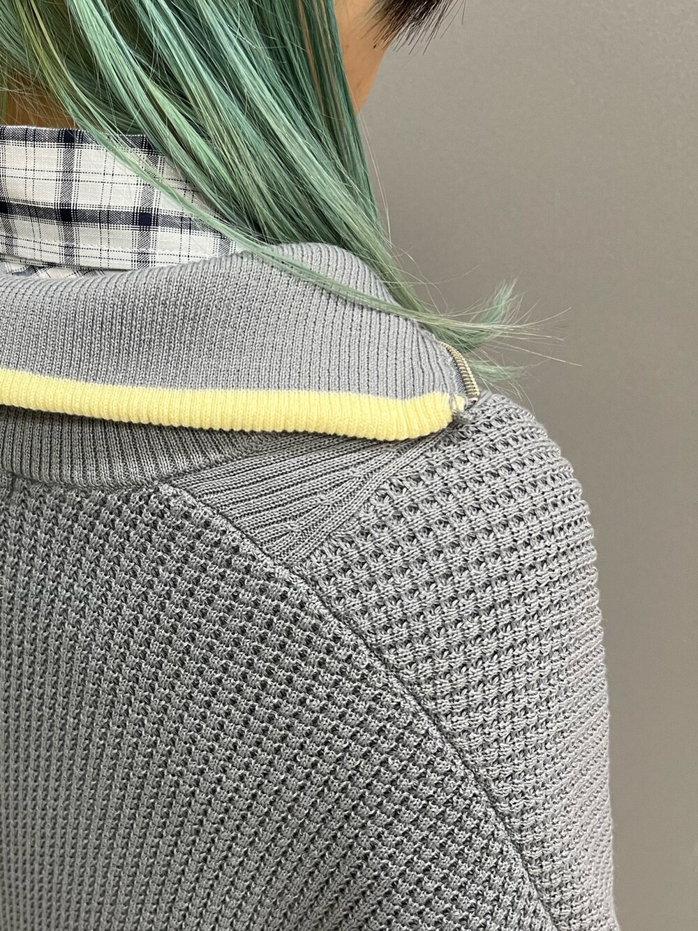 グレー系のニット/セーター、ホワイト系のシャツ/ブラウス、ブルー系のその他パンツを着用したレディースの春コーディネートの5枚目の写真